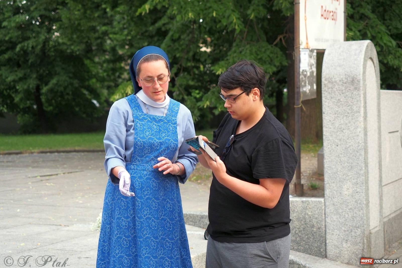 Zdjęcie w galerii na portalu naszraciborz.pl: Pracowali od świtu. Parafie NSPJ i Matka Boża gotowe na Boże Ciało [FOTO] wiadomości z regionu
