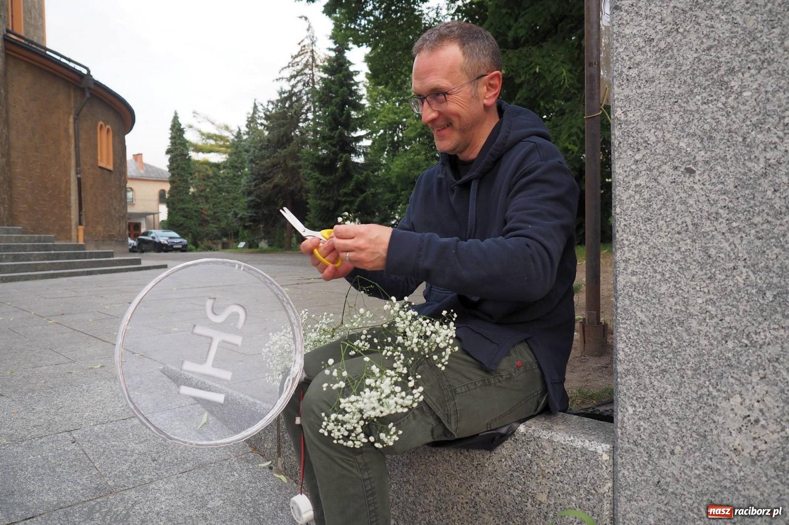 Zdjęcie w galerii na portalu naszraciborz.pl: Pracowali od świtu. Parafie NSPJ i Matka Boża gotowe na Boże Ciało [FOTO] wiadomości z regionu