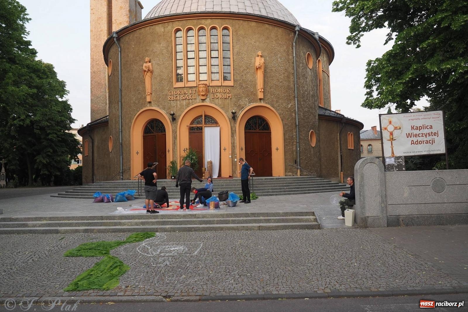 Zdjęcie w galerii na portalu naszraciborz.pl: Pracowali od świtu. Parafie NSPJ i Matka Boża gotowe na Boże Ciało [FOTO] wiadomości z regionu