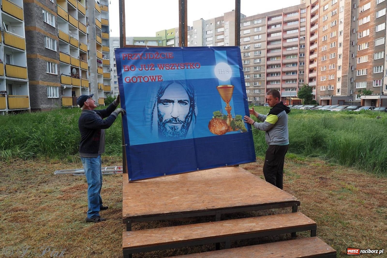 Zdjęcie w galerii na portalu naszraciborz.pl: Pracowali od świtu. Parafie NSPJ i Matka Boża gotowe na Boże Ciało [FOTO] wiadomości z regionu