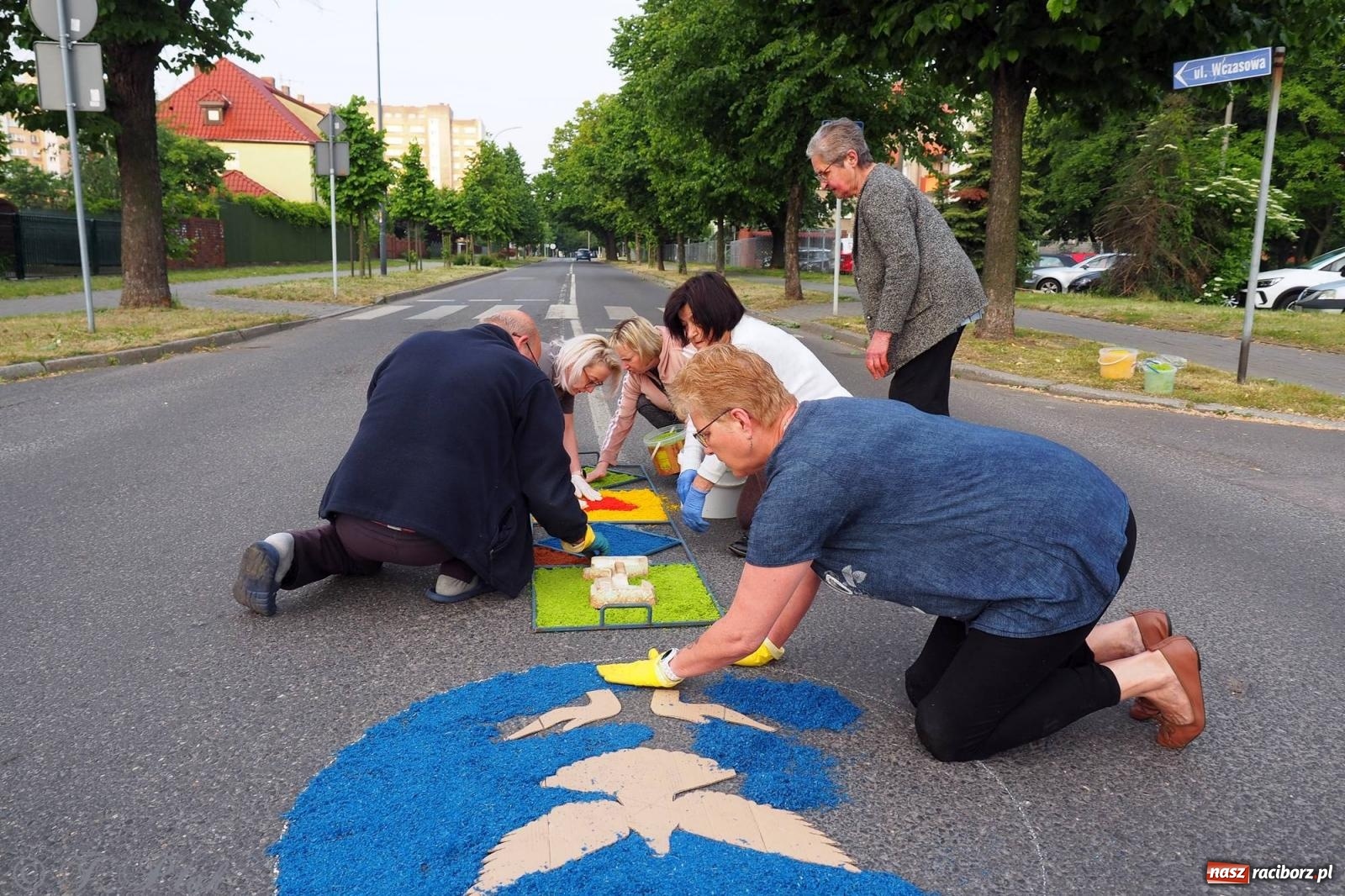 Zdjęcie w galerii na portalu naszraciborz.pl: Pracowali od świtu. Parafie NSPJ i Matka Boża gotowe na Boże Ciało [FOTO] wiadomości z regionu