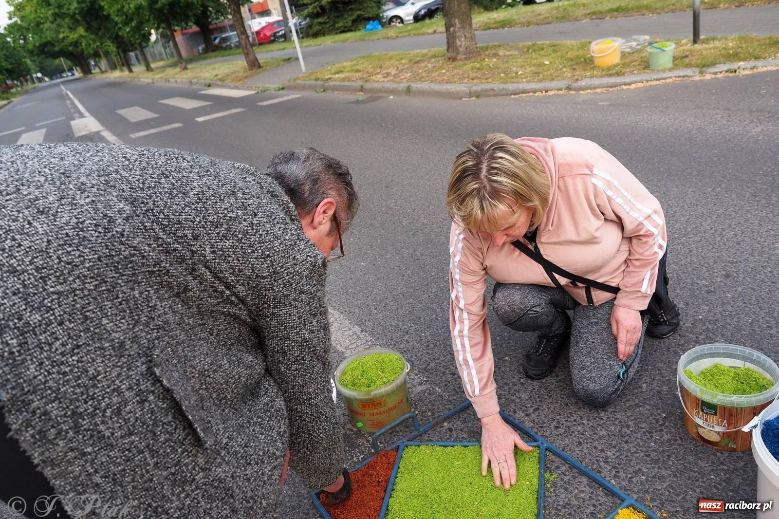 Zdjęcie w galerii na portalu naszraciborz.pl: Pracowali od świtu. Parafie NSPJ i Matka Boża gotowe na Boże Ciało [FOTO] wiadomości z regionu