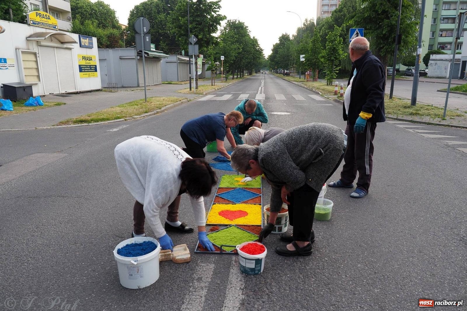 Zdjęcie w galerii na portalu naszraciborz.pl: Pracowali od świtu. Parafie NSPJ i Matka Boża gotowe na Boże Ciało [FOTO] wiadomości z regionu