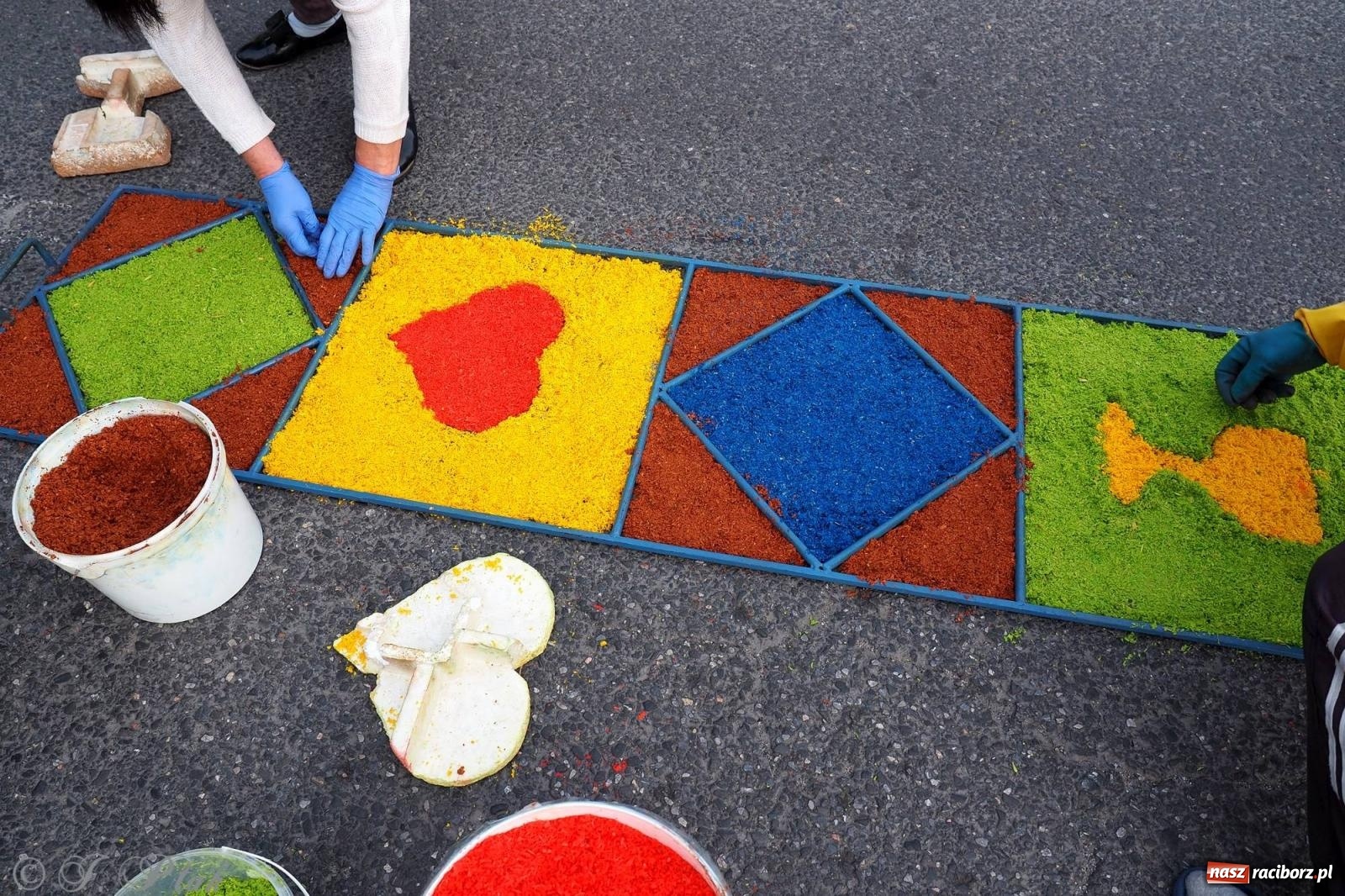 Zdjęcie w galerii na portalu naszraciborz.pl: Pracowali od świtu. Parafie NSPJ i Matka Boża gotowe na Boże Ciało [FOTO] wiadomości z regionu