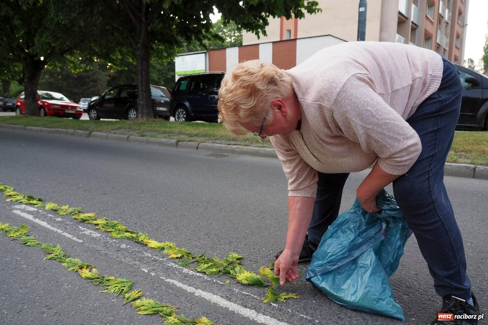 Zdjęcie w galerii na portalu naszraciborz.pl: Pracowali od świtu. Parafie NSPJ i Matka Boża gotowe na Boże Ciało [FOTO] wiadomości z regionu