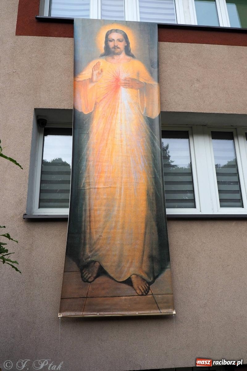 Zdjęcie w galerii na portalu naszraciborz.pl: Pracowali od świtu. Parafie NSPJ i Matka Boża gotowe na Boże Ciało [FOTO] wiadomości z regionu