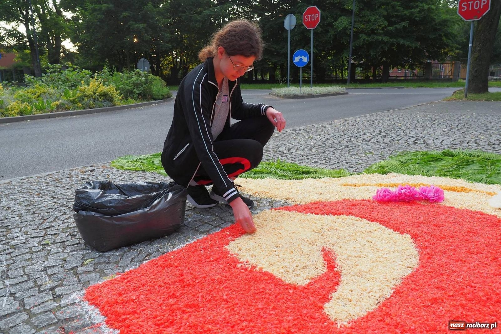 Zdjęcie w galerii na portalu naszraciborz.pl: Pracowali od świtu. Parafie NSPJ i Matka Boża gotowe na Boże Ciało [FOTO] wiadomości z regionu