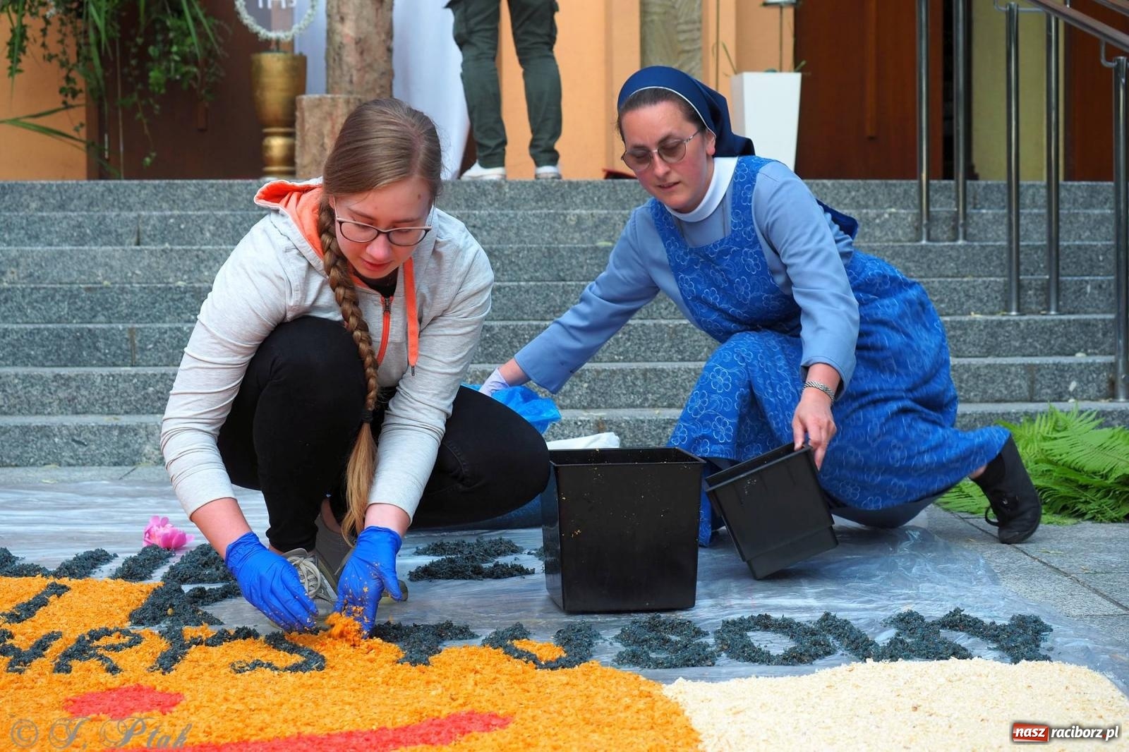 Zdjęcie w galerii na portalu naszraciborz.pl: Pracowali od świtu. Parafie NSPJ i Matka Boża gotowe na Boże Ciało [FOTO] wiadomości z regionu