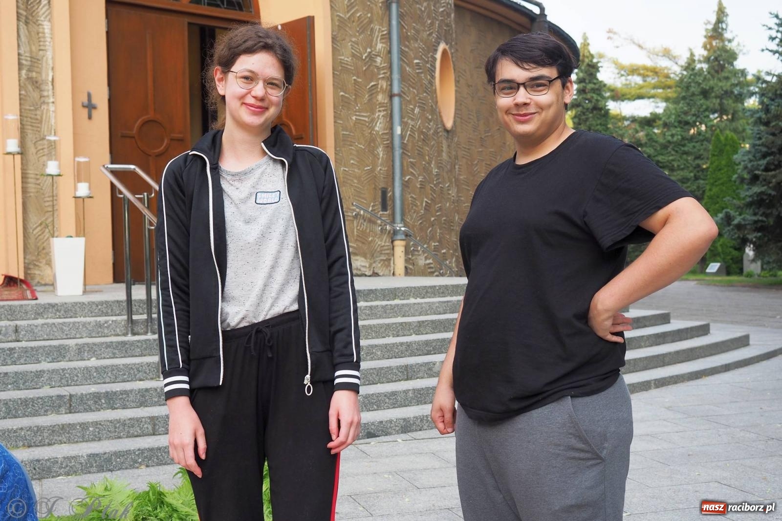 Zdjęcie w galerii na portalu naszraciborz.pl: Pracowali od świtu. Parafie NSPJ i Matka Boża gotowe na Boże Ciało [FOTO] wiadomości z regionu
