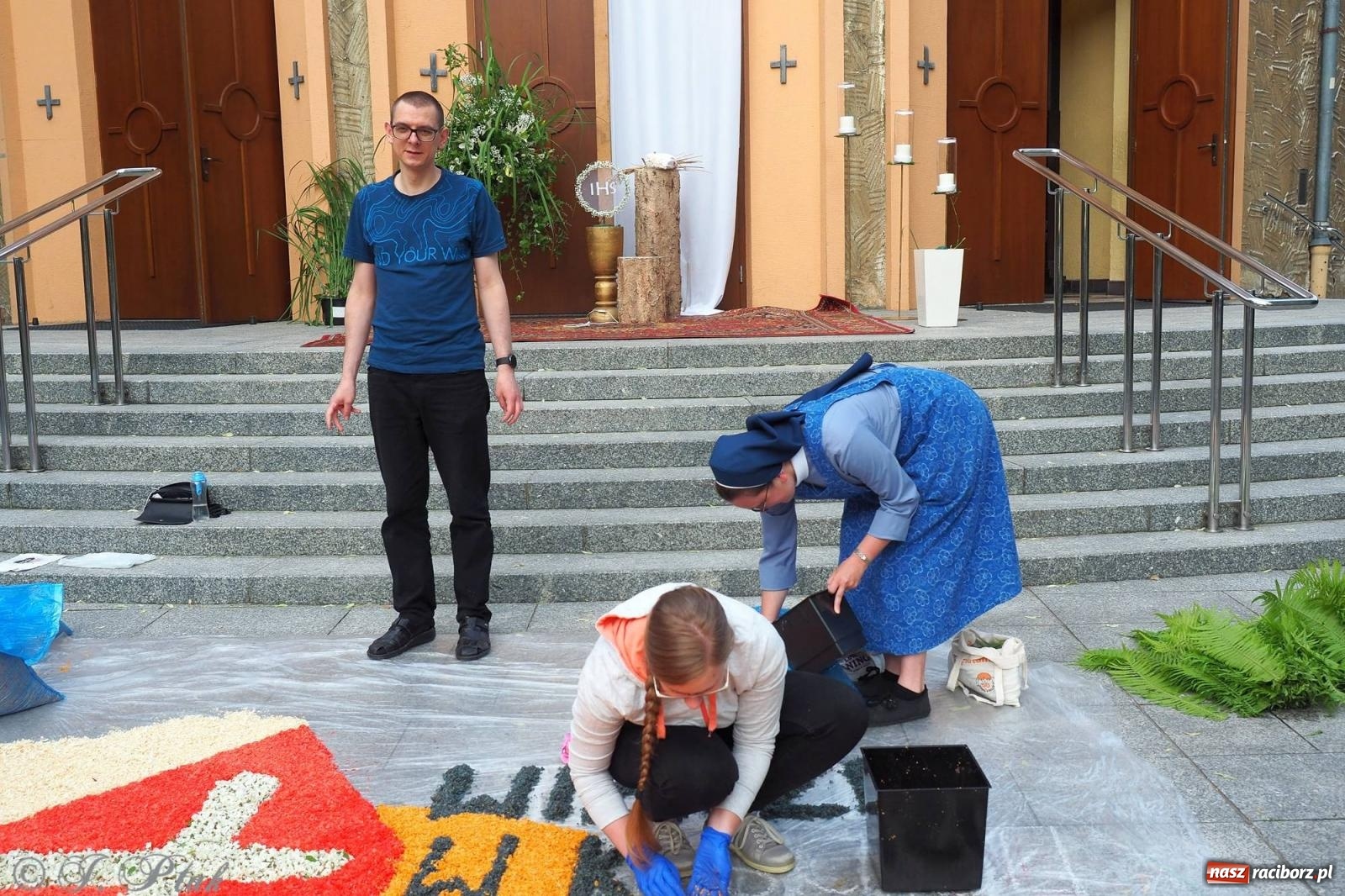 Zdjęcie w galerii na portalu naszraciborz.pl: Pracowali od świtu. Parafie NSPJ i Matka Boża gotowe na Boże Ciało [FOTO] wiadomości z regionu