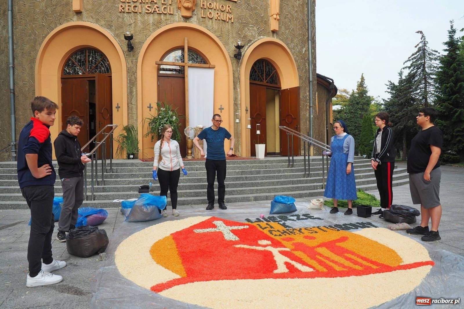 Zdjęcie w galerii na portalu naszraciborz.pl: Pracowali od świtu. Parafie NSPJ i Matka Boża gotowe na Boże Ciało [FOTO] wiadomości z regionu