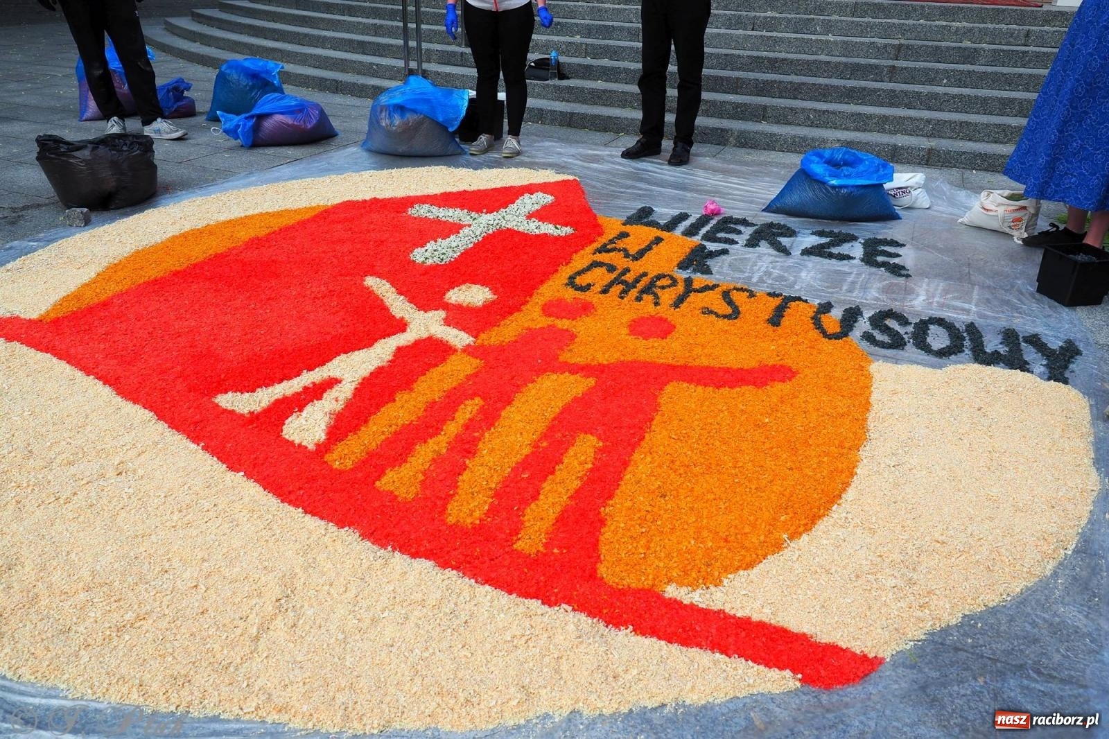 Zdjęcie w galerii na portalu naszraciborz.pl: Pracowali od świtu. Parafie NSPJ i Matka Boża gotowe na Boże Ciało [FOTO] wiadomości z regionu