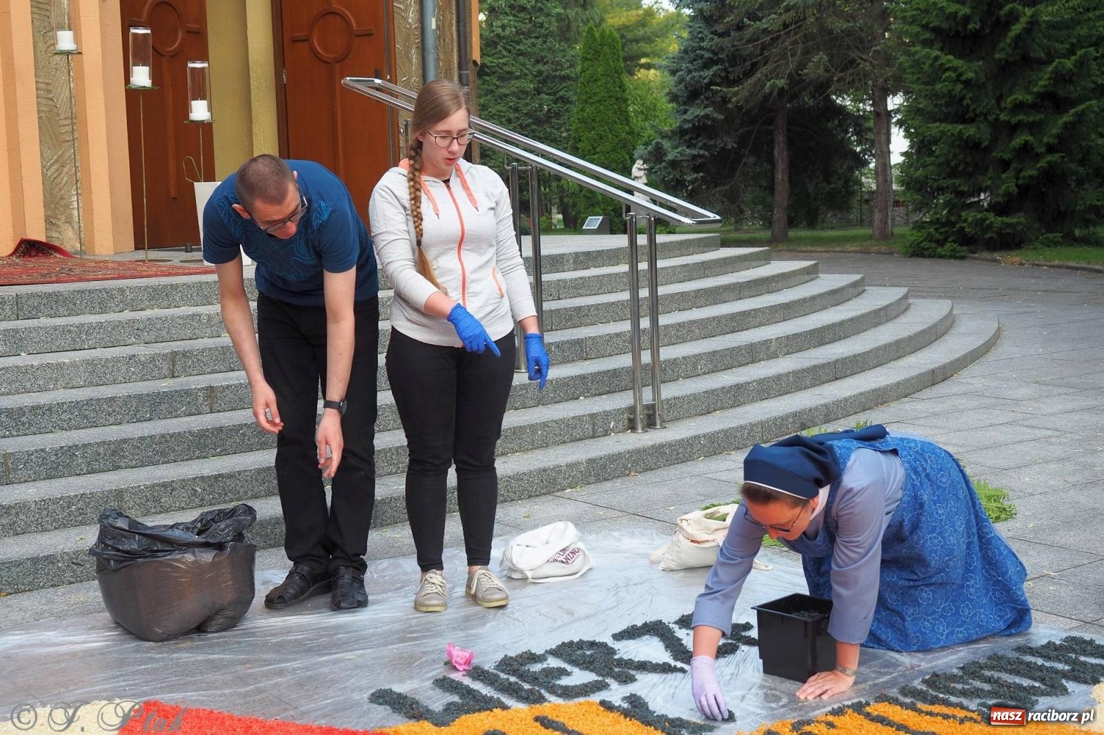 Zdjęcie w galerii na portalu naszraciborz.pl: Pracowali od świtu. Parafie NSPJ i Matka Boża gotowe na Boże Ciało [FOTO] wiadomości z regionu
