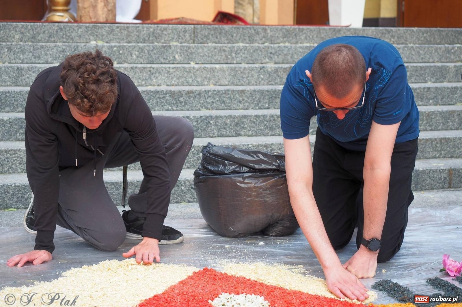 Zdjęcie w galerii na portalu naszraciborz.pl: Pracowali od świtu. Parafie NSPJ i Matka Boża gotowe na Boże Ciało [FOTO] wiadomości z regionu