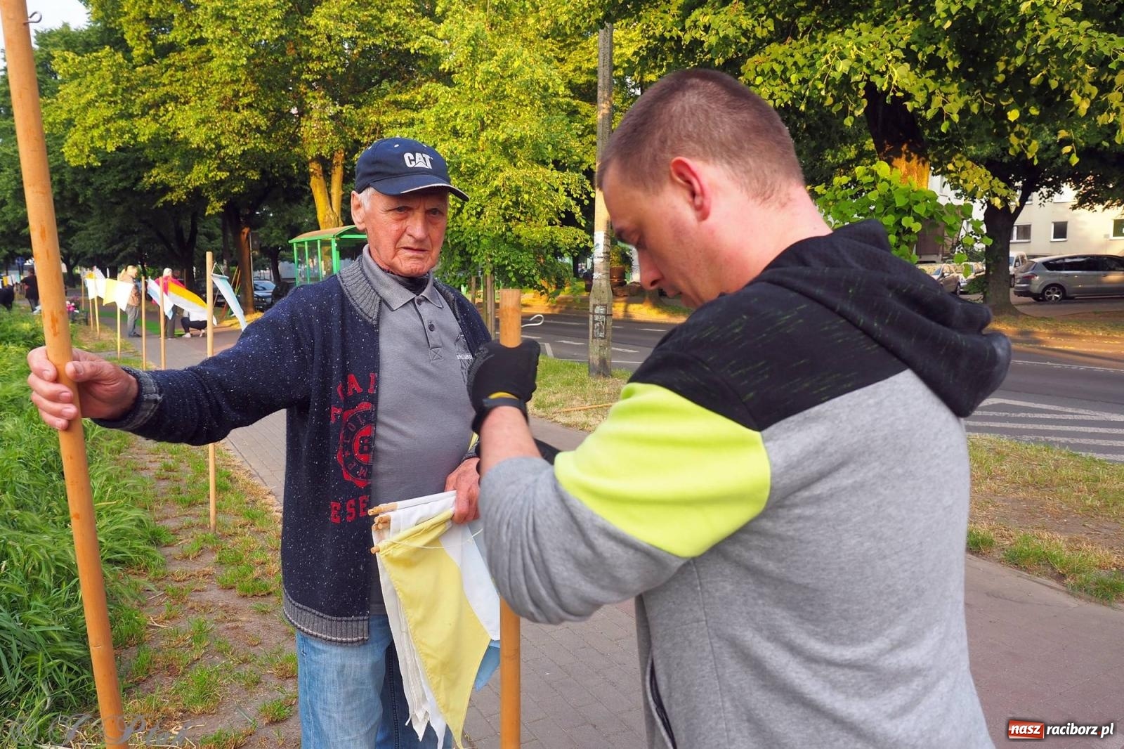 Zdjęcie w galerii na portalu naszraciborz.pl: Pracowali od świtu. Parafie NSPJ i Matka Boża gotowe na Boże Ciało [FOTO] wiadomości z regionu