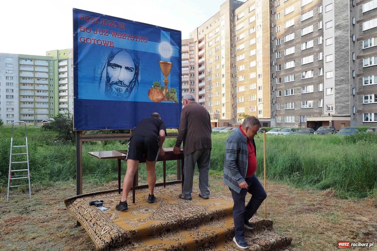 Zdjęcie w galerii na portalu naszraciborz.pl: Pracowali od świtu. Parafie NSPJ i Matka Boża gotowe na Boże Ciało [FOTO] wiadomości z regionu