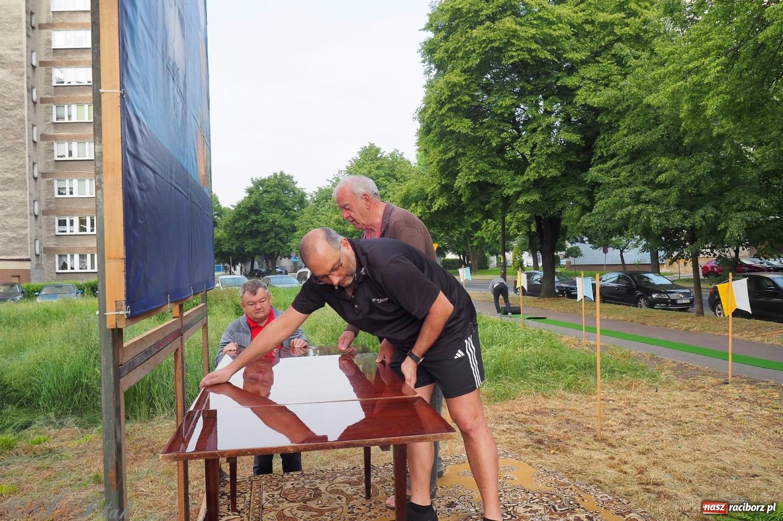 Zdjęcie w galerii na portalu naszraciborz.pl: Pracowali od świtu. Parafie NSPJ i Matka Boża gotowe na Boże Ciało [FOTO] wiadomości z regionu