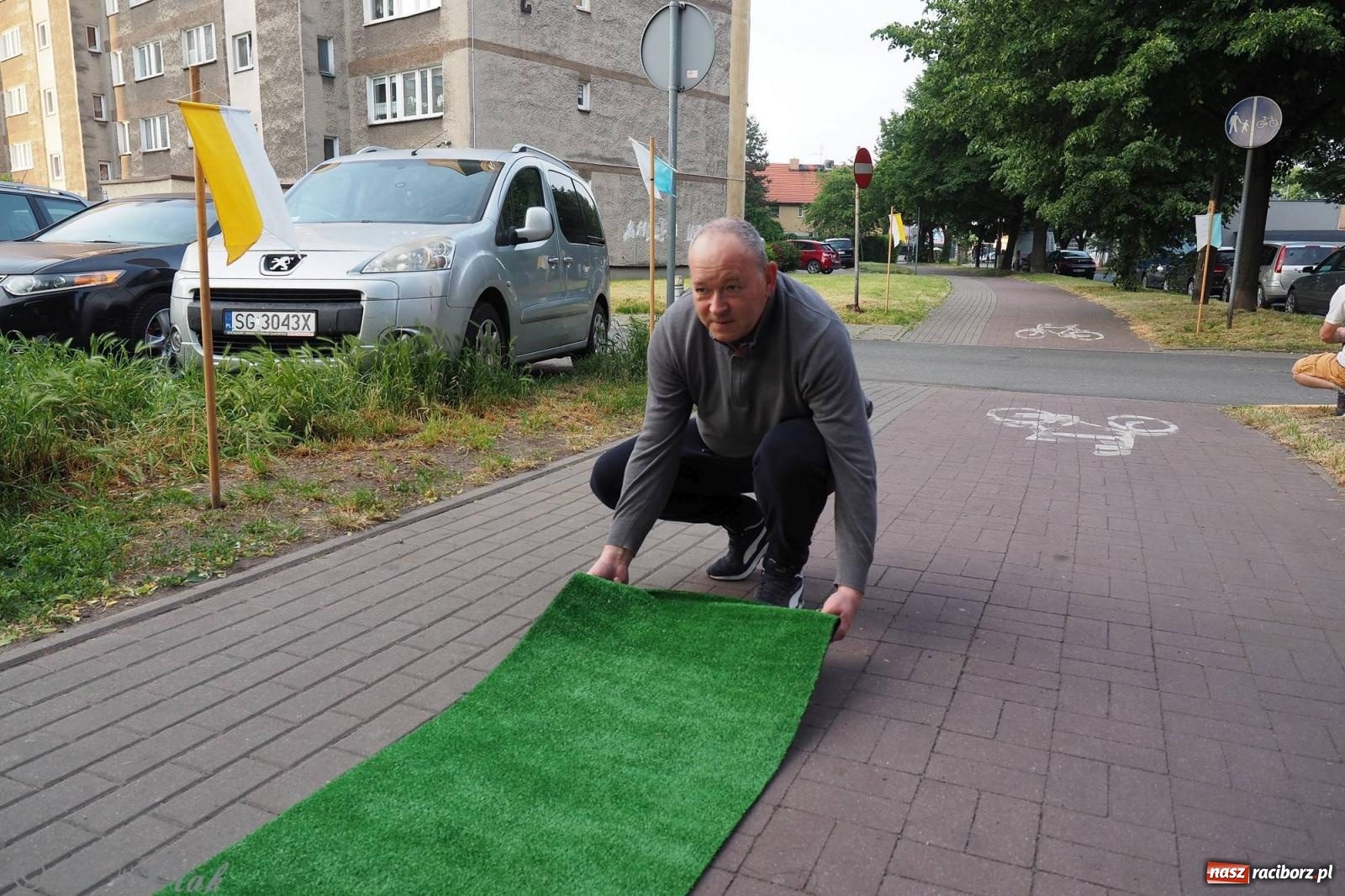 Zdjęcie w galerii na portalu naszraciborz.pl: Pracowali od świtu. Parafie NSPJ i Matka Boża gotowe na Boże Ciało [FOTO] wiadomości z regionu