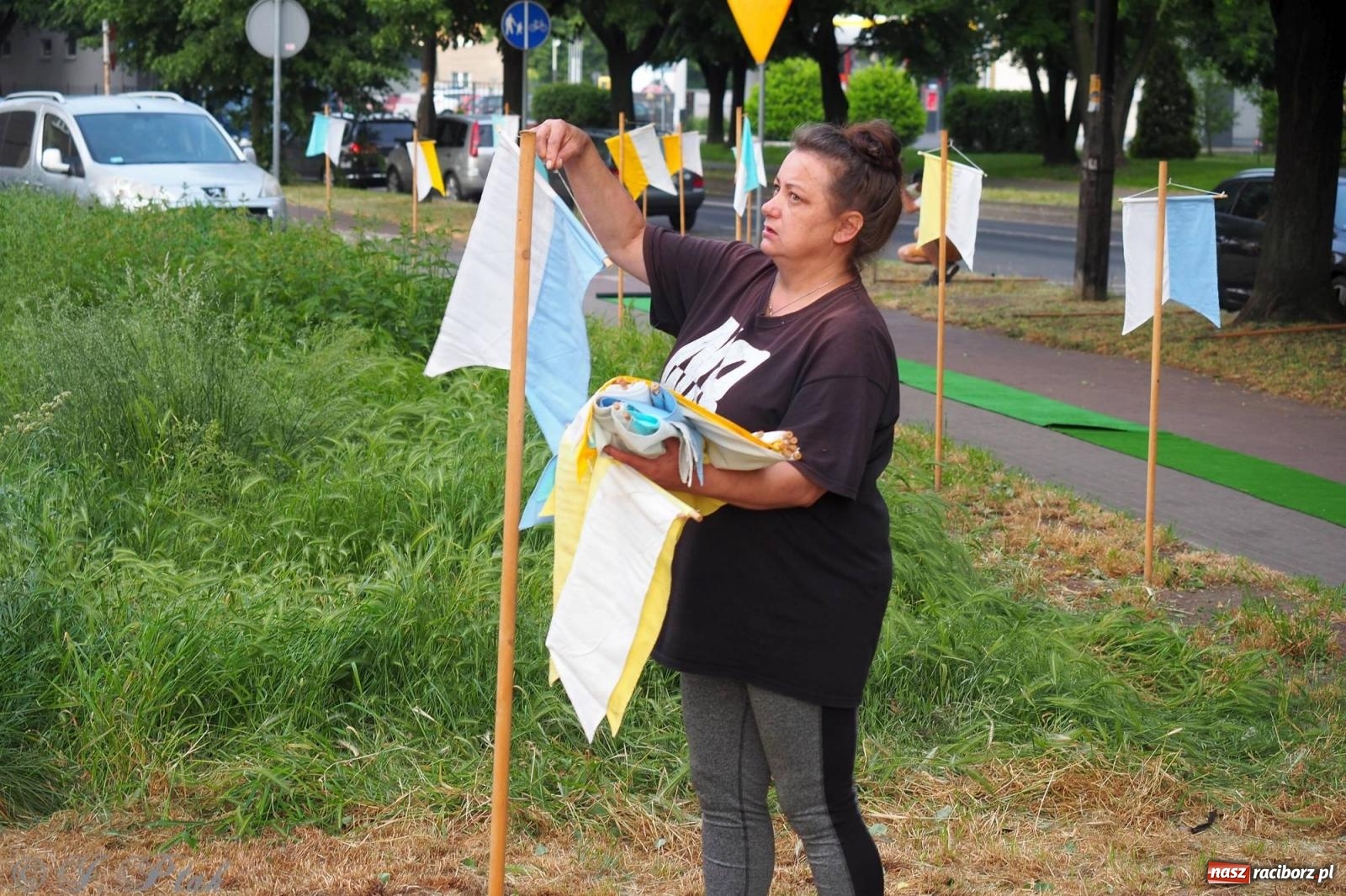 Zdjęcie w galerii na portalu naszraciborz.pl: Pracowali od świtu. Parafie NSPJ i Matka Boża gotowe na Boże Ciało [FOTO] wiadomości z regionu