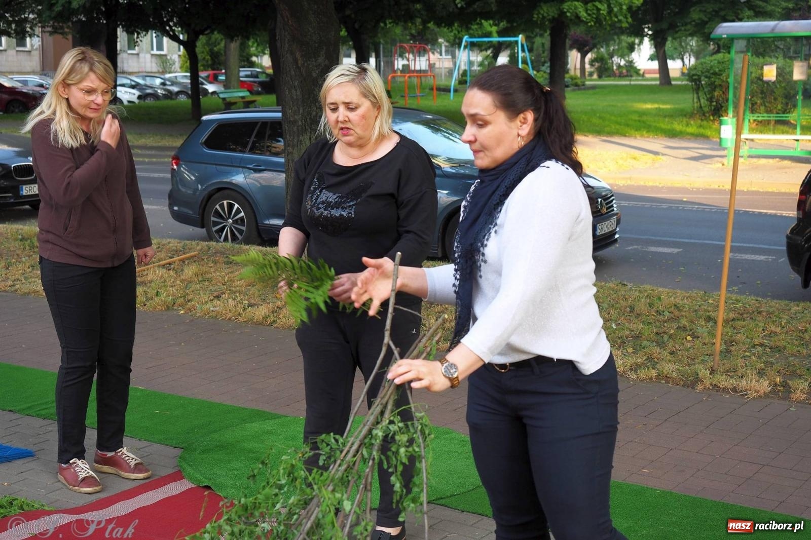 Zdjęcie w galerii na portalu naszraciborz.pl: Pracowali od świtu. Parafie NSPJ i Matka Boża gotowe na Boże Ciało [FOTO] wiadomości z regionu