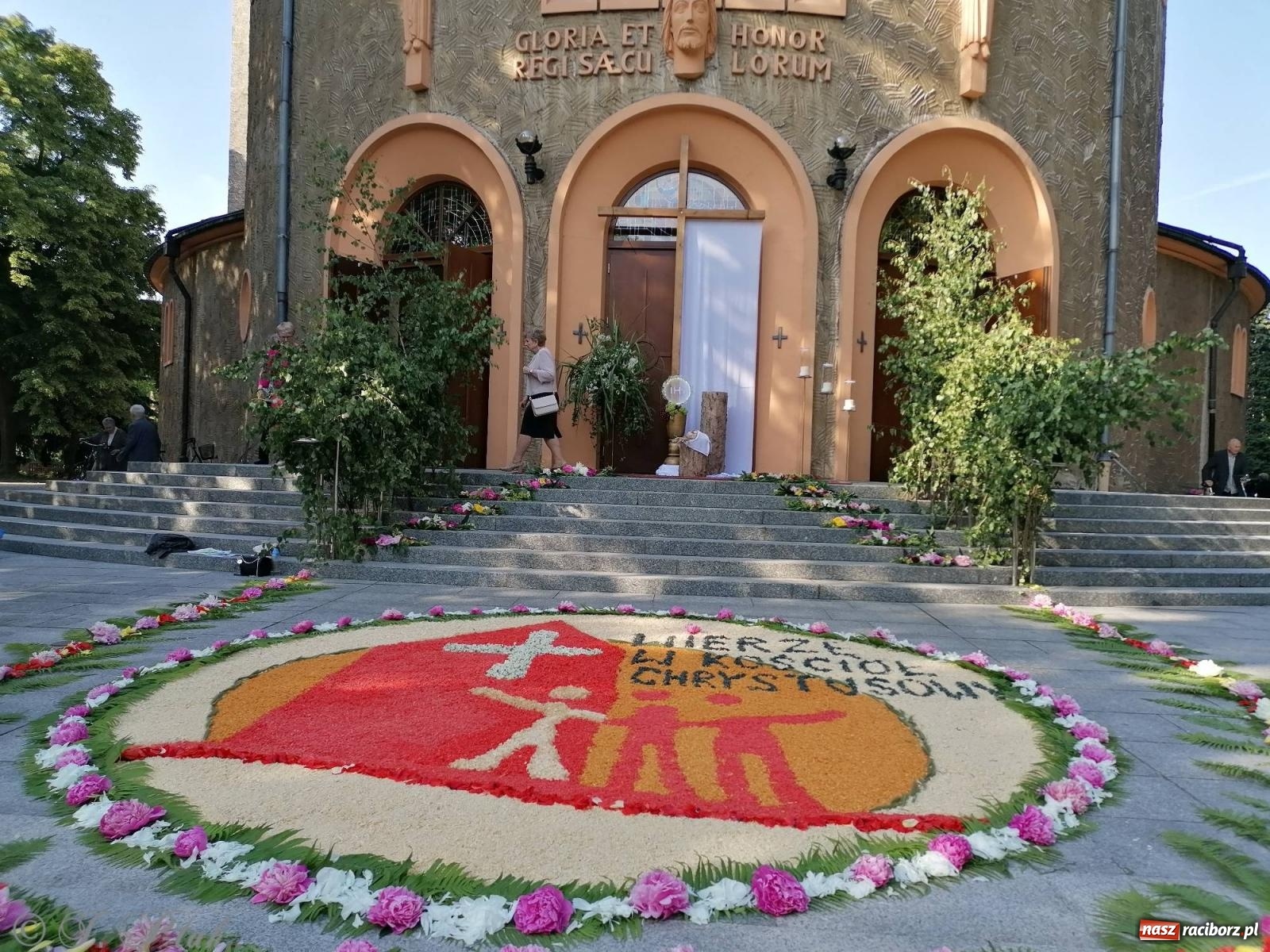 Zdjęcie w galerii na portalu naszraciborz.pl: Pracowali od świtu. Parafie NSPJ i Matka Boża gotowe na Boże Ciało [FOTO] wiadomości z regionu