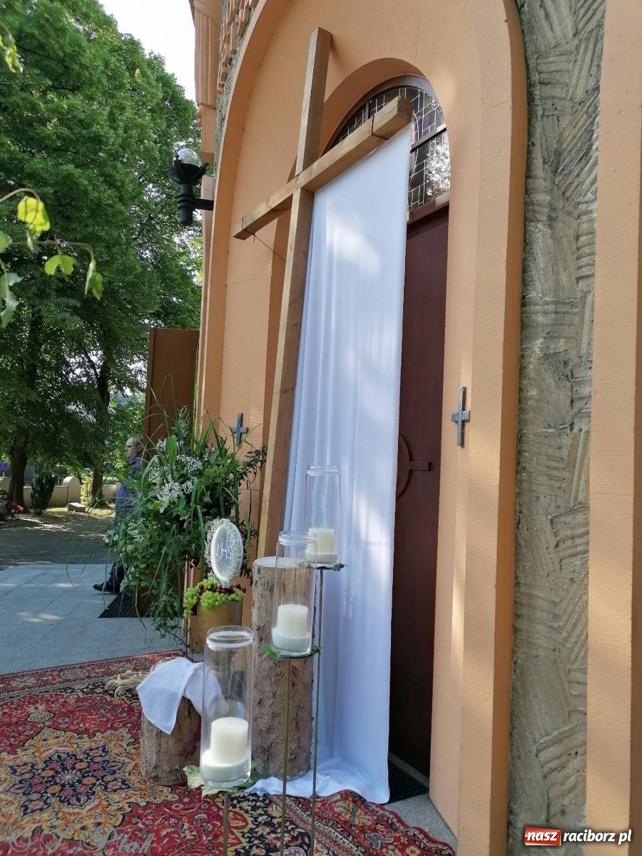 Zdjęcie w galerii na portalu naszraciborz.pl: Pracowali od świtu. Parafie NSPJ i Matka Boża gotowe na Boże Ciało [FOTO] wiadomości z regionu