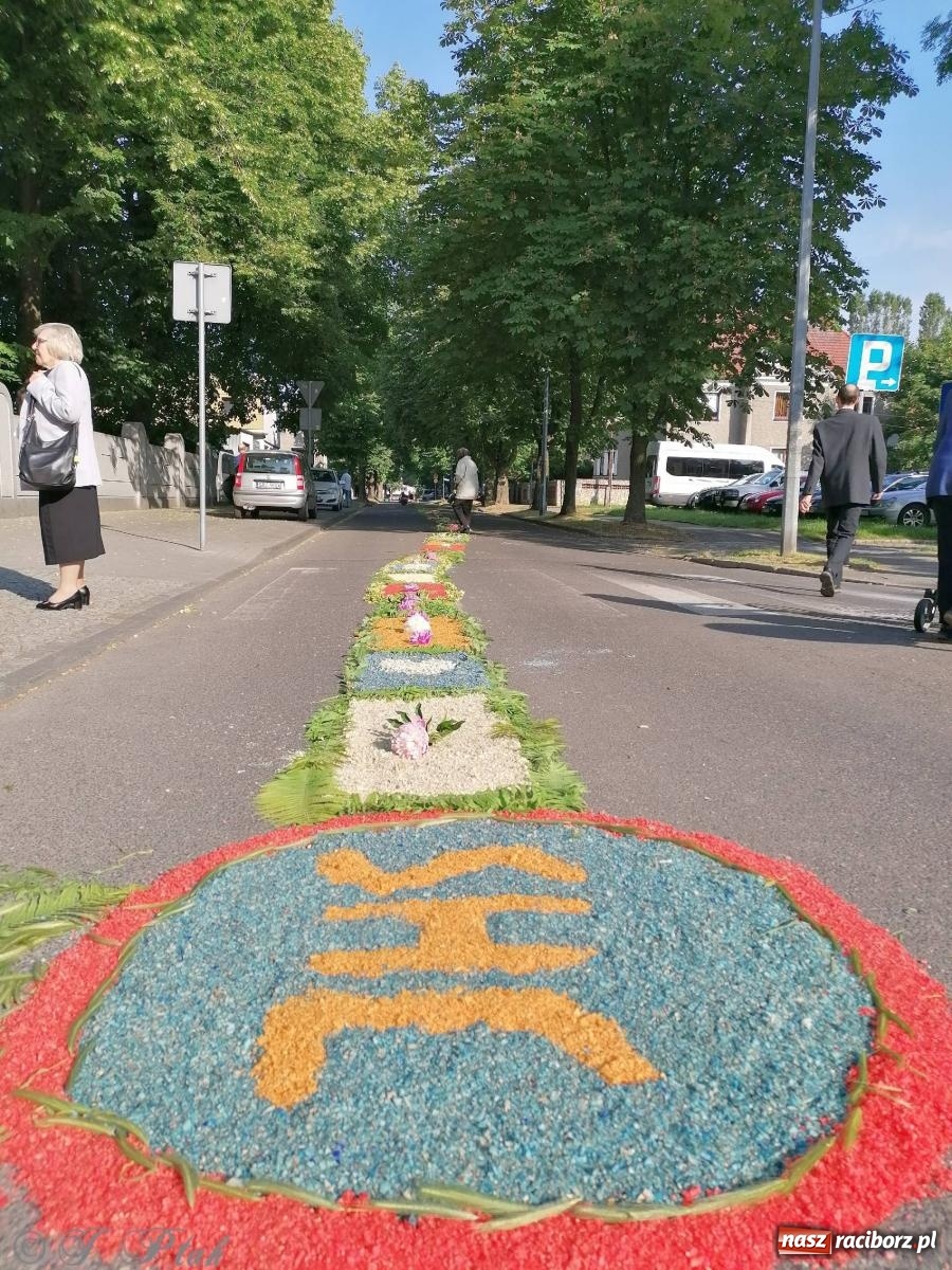 Zdjęcie w galerii na portalu naszraciborz.pl: Pracowali od świtu. Parafie NSPJ i Matka Boża gotowe na Boże Ciało [FOTO] wiadomości z regionu