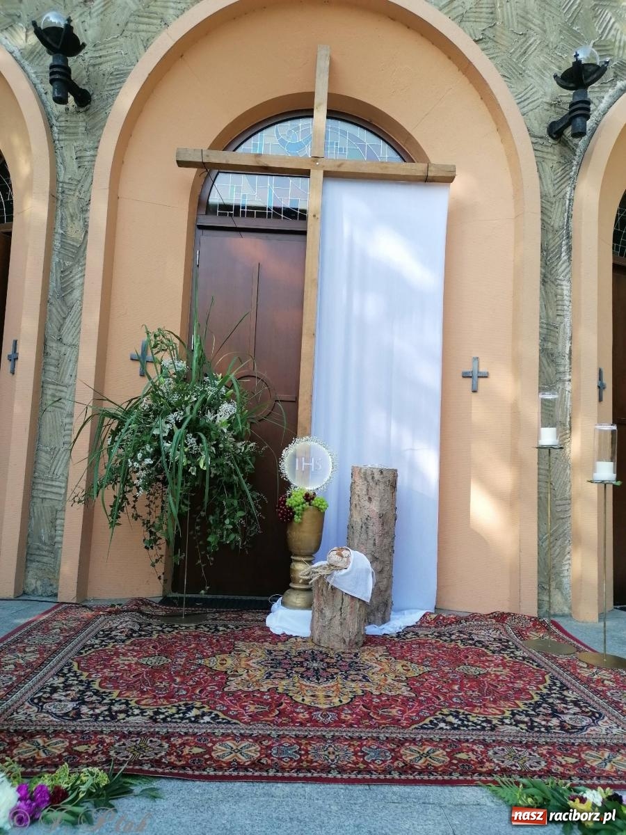 Zdjęcie w galerii na portalu naszraciborz.pl: Pracowali od świtu. Parafie NSPJ i Matka Boża gotowe na Boże Ciało [FOTO] wiadomości z regionu