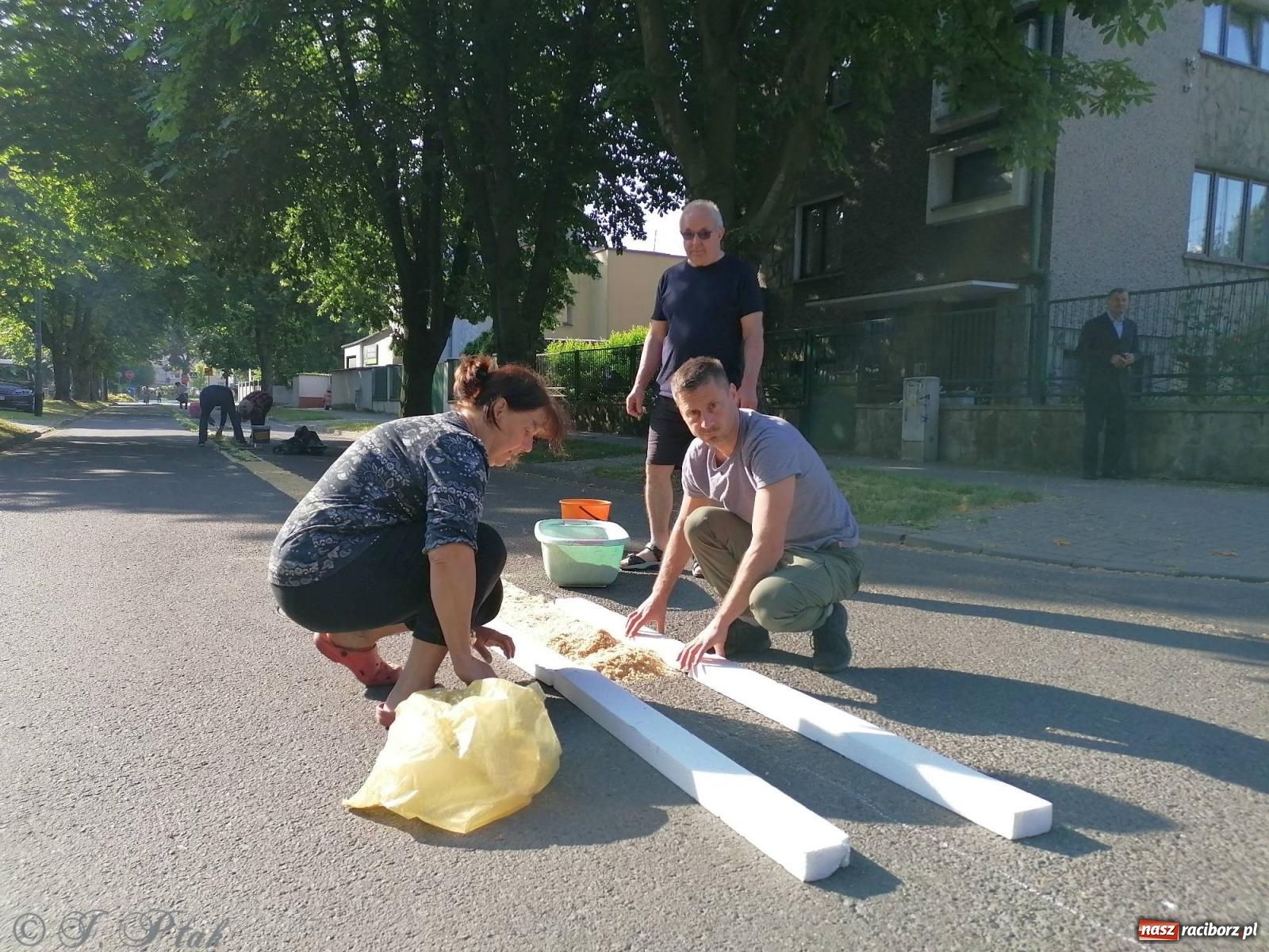 Zdjęcie w galerii na portalu naszraciborz.pl: Pracowali od świtu. Parafie NSPJ i Matka Boża gotowe na Boże Ciało [FOTO] wiadomości z regionu