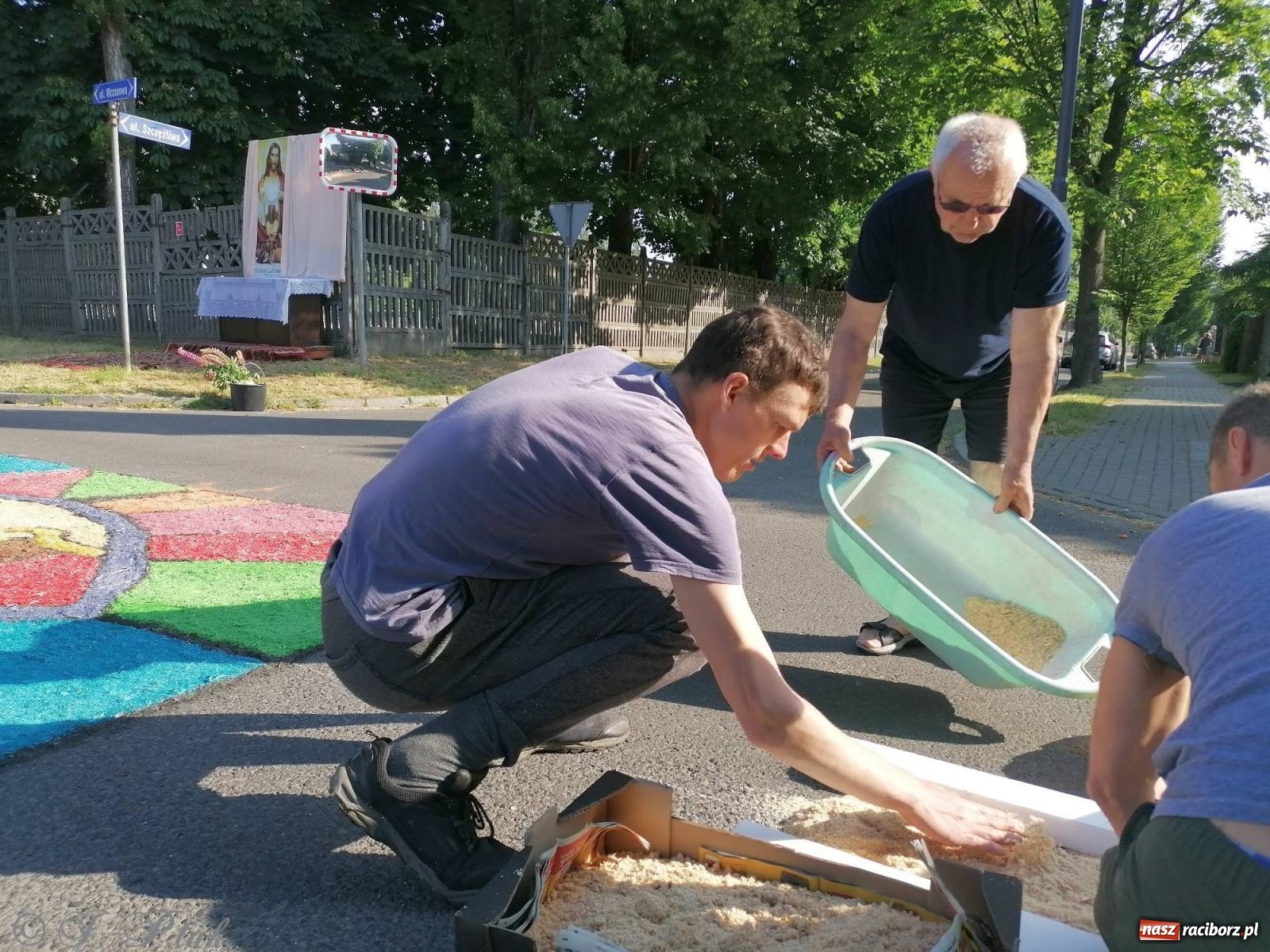 Zdjęcie w galerii na portalu naszraciborz.pl: Pracowali od świtu. Parafie NSPJ i Matka Boża gotowe na Boże Ciało [FOTO] wiadomości z regionu
