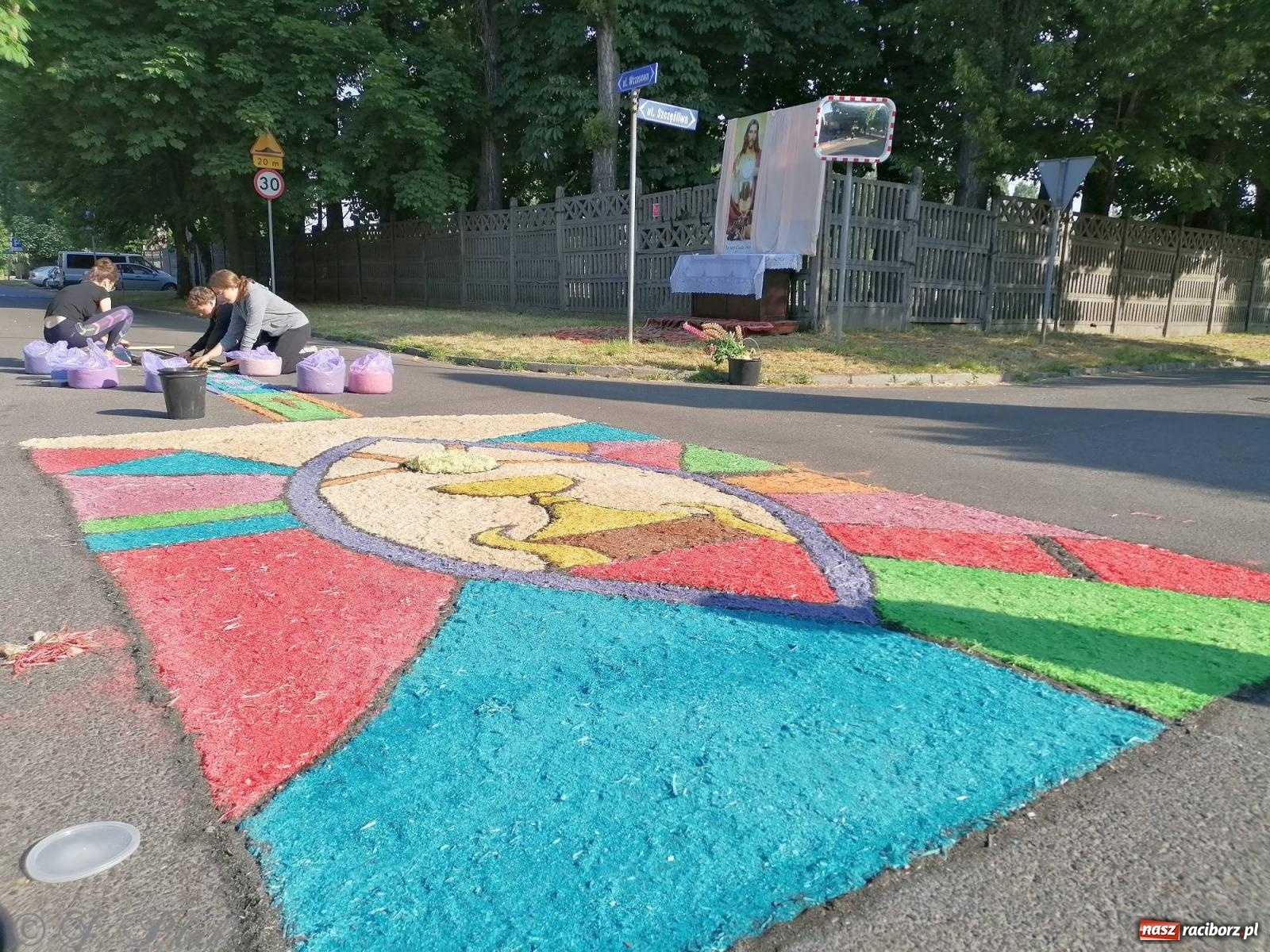 Zdjęcie w galerii na portalu naszraciborz.pl: Pracowali od świtu. Parafie NSPJ i Matka Boża gotowe na Boże Ciało [FOTO] wiadomości z regionu