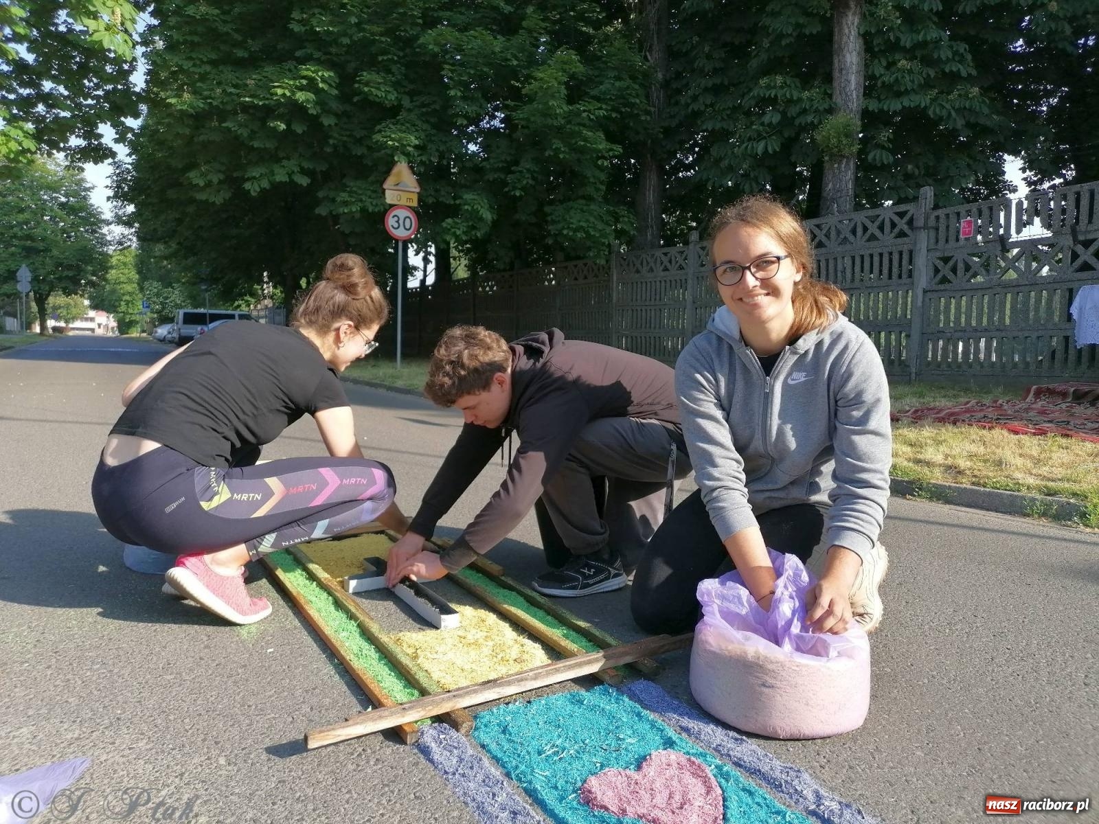 Zdjęcie w galerii na portalu naszraciborz.pl: Pracowali od świtu. Parafie NSPJ i Matka Boża gotowe na Boże Ciało [FOTO] wiadomości z regionu
