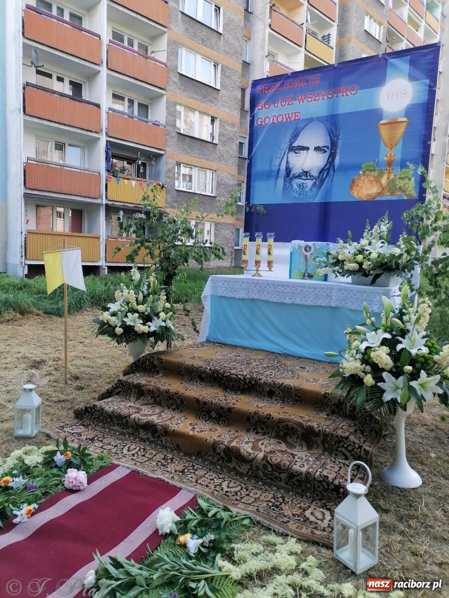 Zdjęcie w galerii na portalu naszraciborz.pl: Pracowali od świtu. Parafie NSPJ i Matka Boża gotowe na Boże Ciało [FOTO] wiadomości z regionu