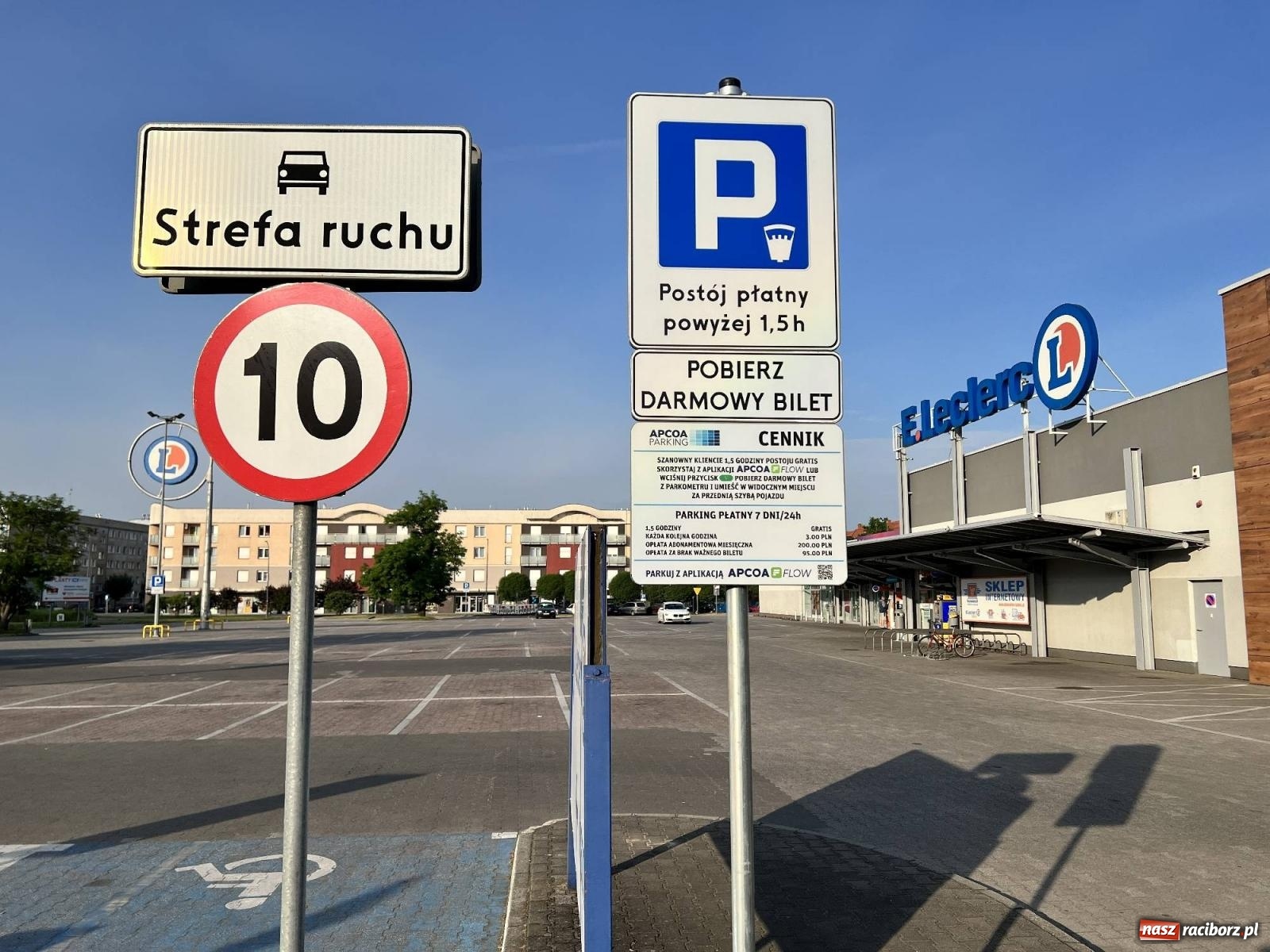 Zdjęcie w galerii na portalu naszraciborz.pl: Na parkingu E.Leclerca w Raciborzu pojawił się parkomat wiadomości z regionu