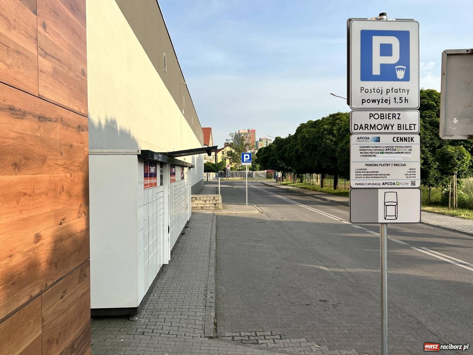 Zdjęcie w galerii na portalu naszraciborz.pl: Na parkingu E.Leclerca w Raciborzu pojawił się parkomat wiadomości z regionu