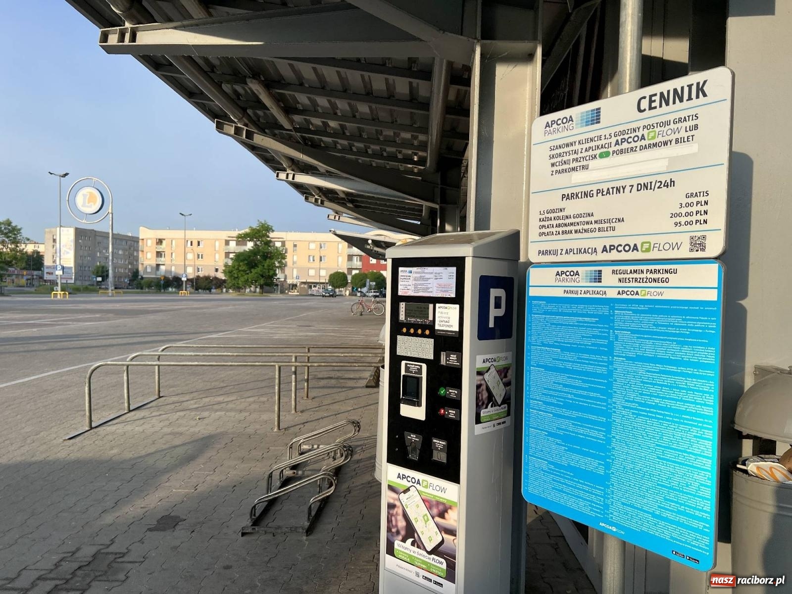 Zdjęcie w galerii na portalu naszraciborz.pl: Na parkingu E.Leclerca w Raciborzu pojawił się parkomat wiadomości z regionu
