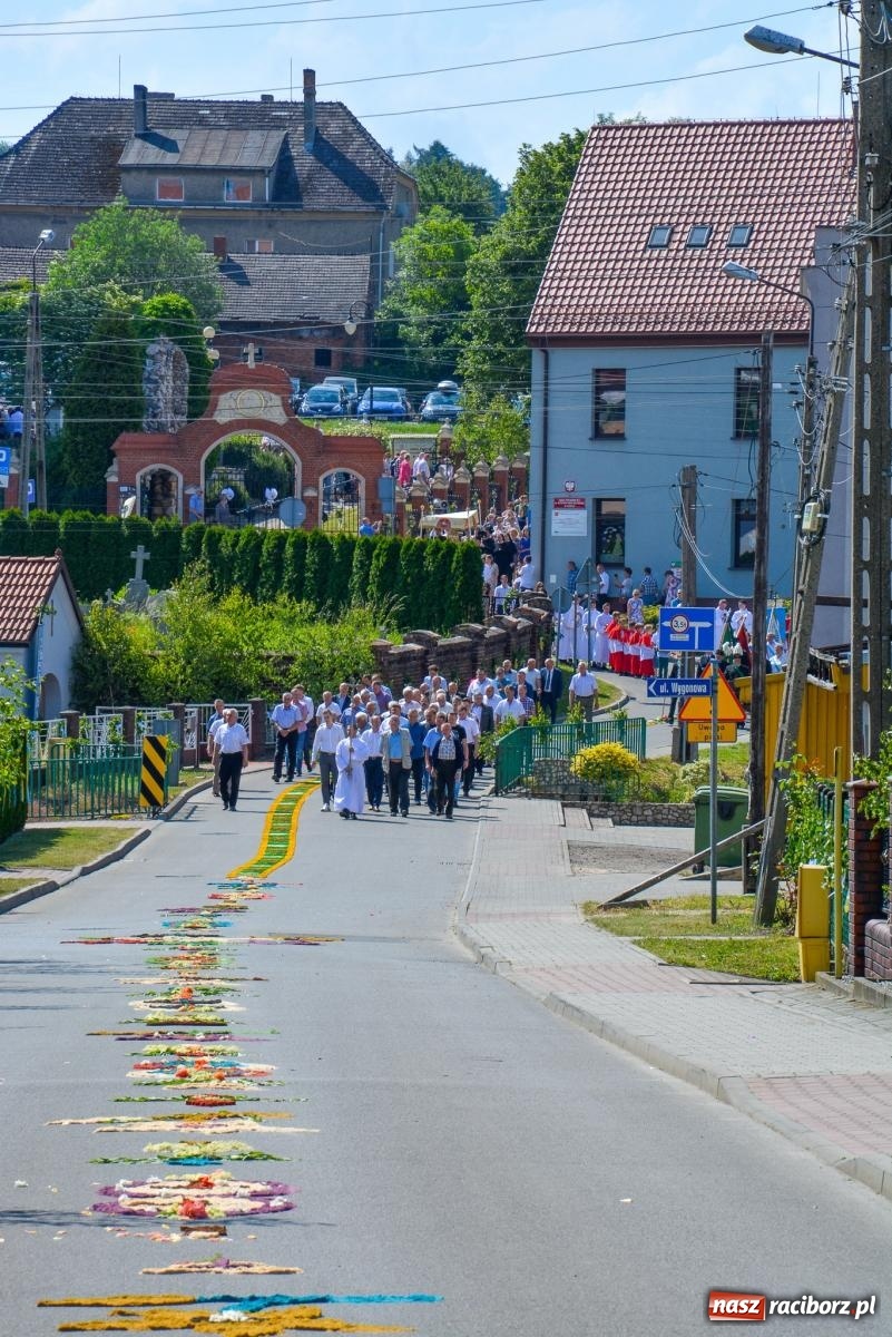 Zdjęcie w galerii na portalu naszraciborz.pl: Procesja Bożego Ciała w Raciborzu Brzeziu [FOTO i WIDEO] wiadomości z regionu