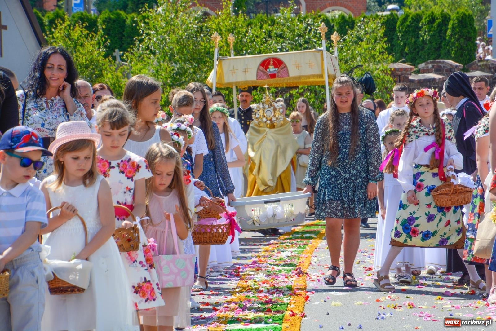 Zdjęcie w galerii na portalu naszraciborz.pl: Procesja Bożego Ciała w Raciborzu Brzeziu [FOTO i WIDEO] wiadomości z regionu