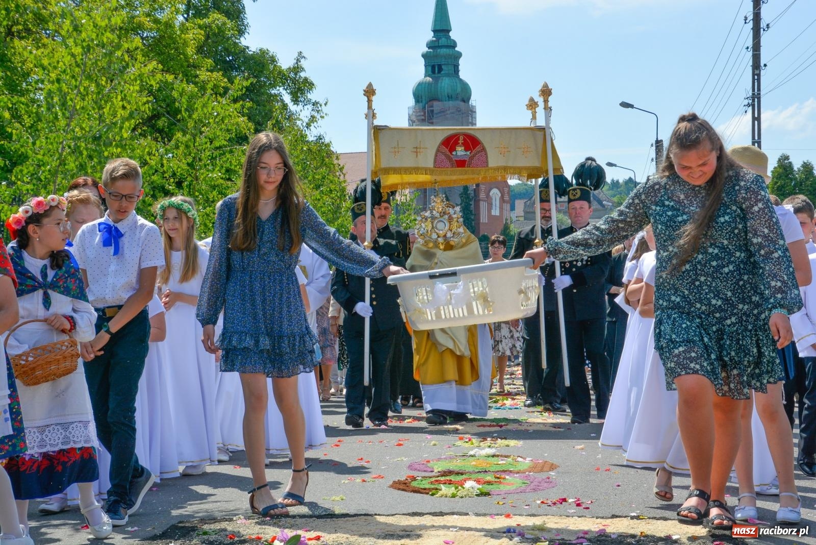 Zdjęcie w galerii na portalu naszraciborz.pl: Procesja Bożego Ciała w Raciborzu Brzeziu [FOTO i WIDEO] wiadomości z regionu