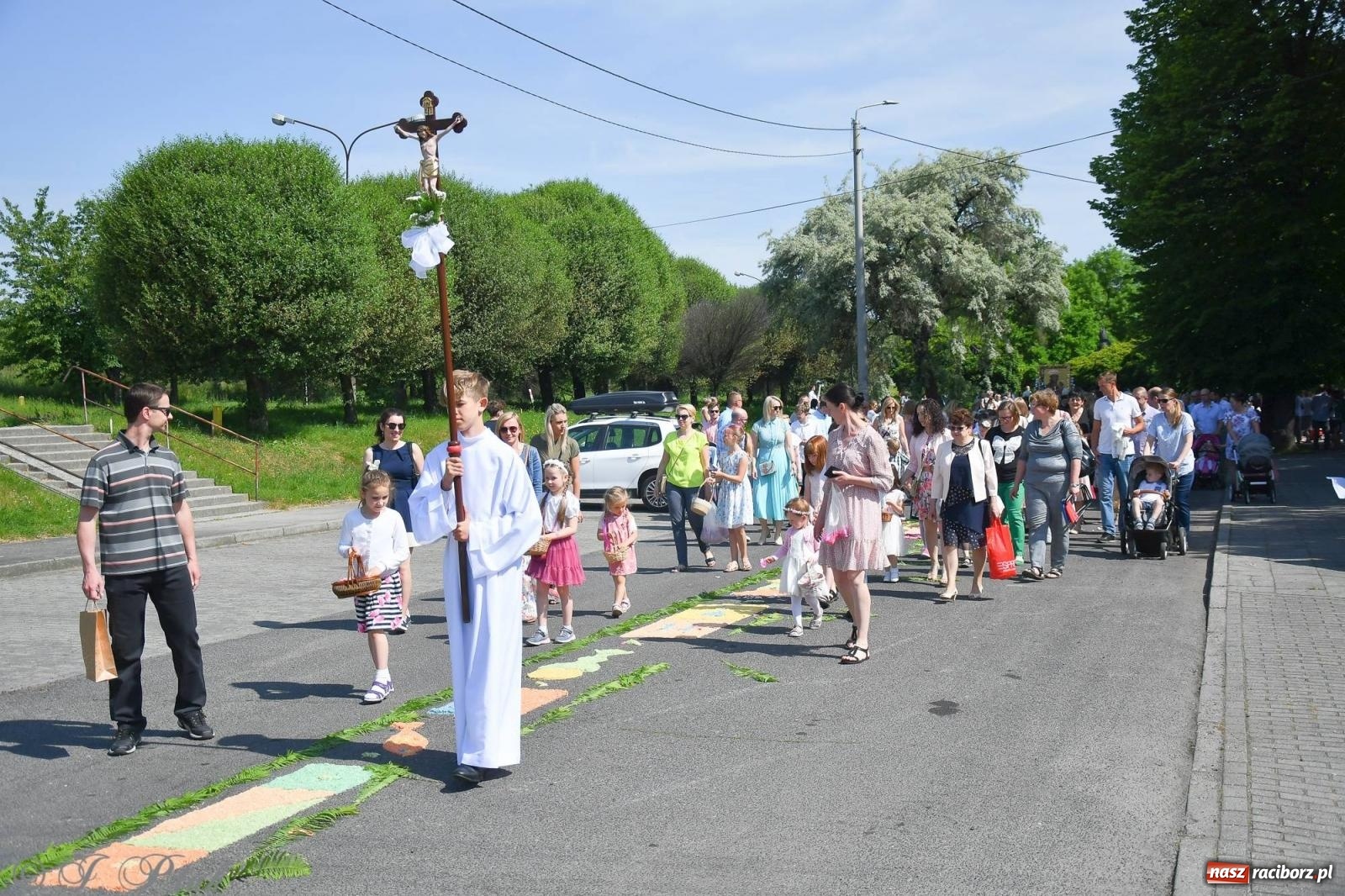 Zdjęcie w galerii na portalu naszraciborz.pl: Idzie Bóg prawdziwy. Boże Ciało w parafii Matki Bożej wiadomości z regionu