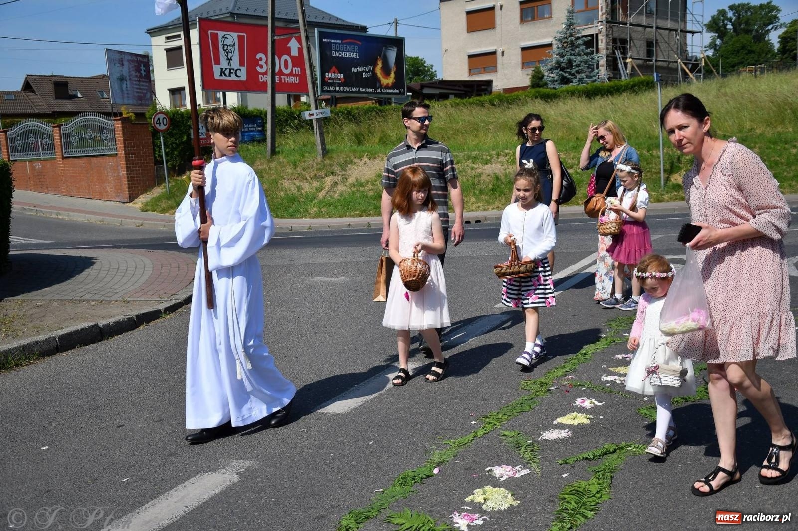 Zdjęcie w galerii na portalu naszraciborz.pl: Idzie Bóg prawdziwy. Boże Ciało w parafii Matki Bożej wiadomości z regionu