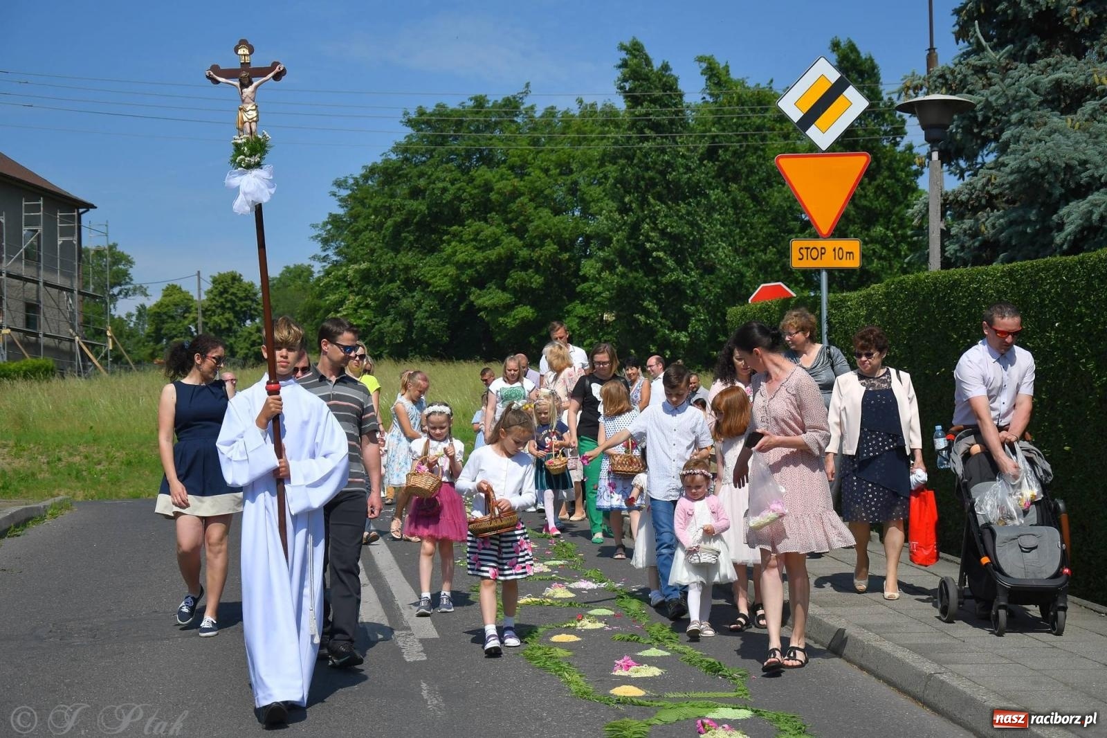 Zdjęcie w galerii na portalu naszraciborz.pl: Idzie Bóg prawdziwy. Boże Ciało w parafii Matki Bożej wiadomości z regionu