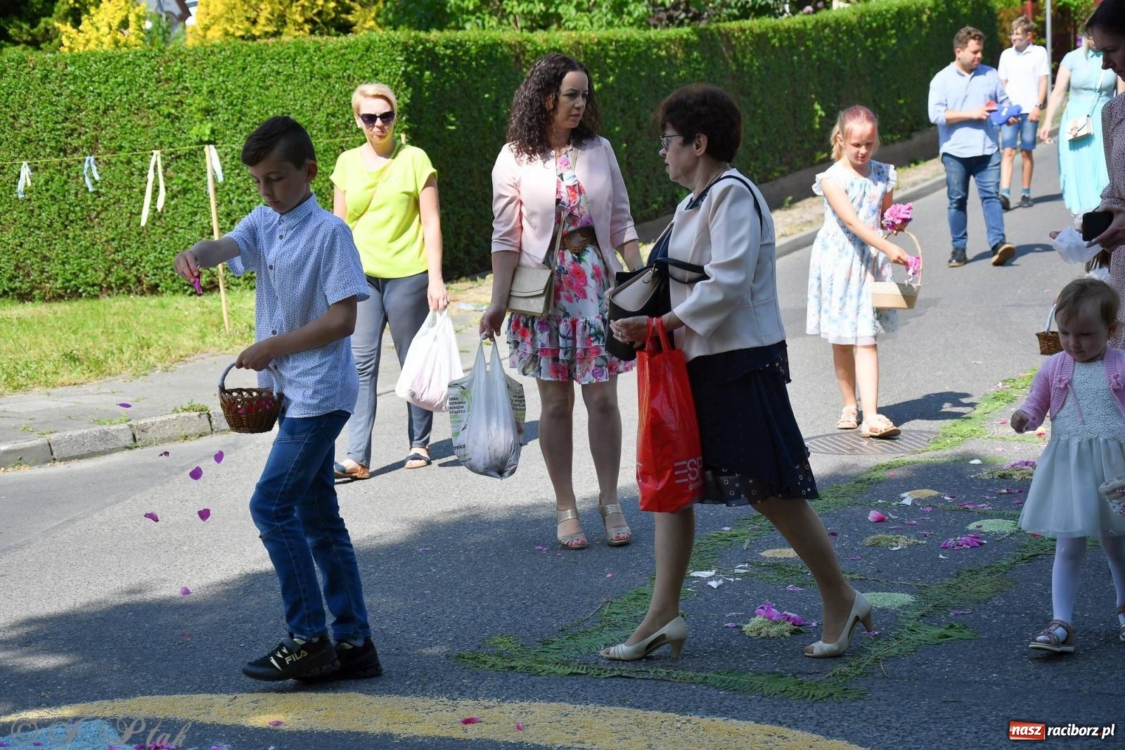 Zdjęcie w galerii na portalu naszraciborz.pl: Idzie Bóg prawdziwy. Boże Ciało w parafii Matki Bożej wiadomości z regionu