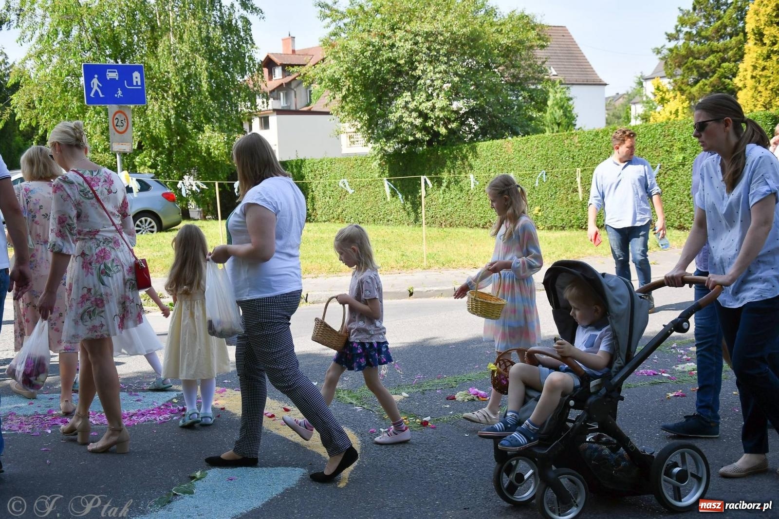 Zdjęcie w galerii na portalu naszraciborz.pl: Idzie Bóg prawdziwy. Boże Ciało w parafii Matki Bożej wiadomości z regionu