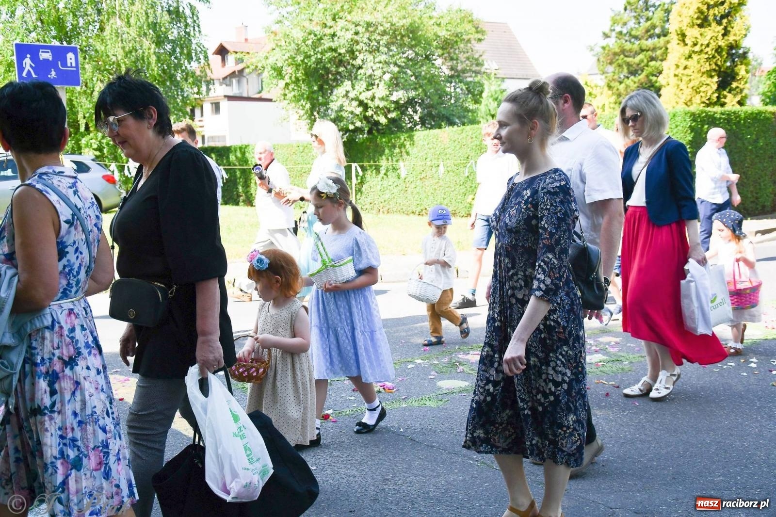 Zdjęcie w galerii na portalu naszraciborz.pl: Idzie Bóg prawdziwy. Boże Ciało w parafii Matki Bożej wiadomości z regionu