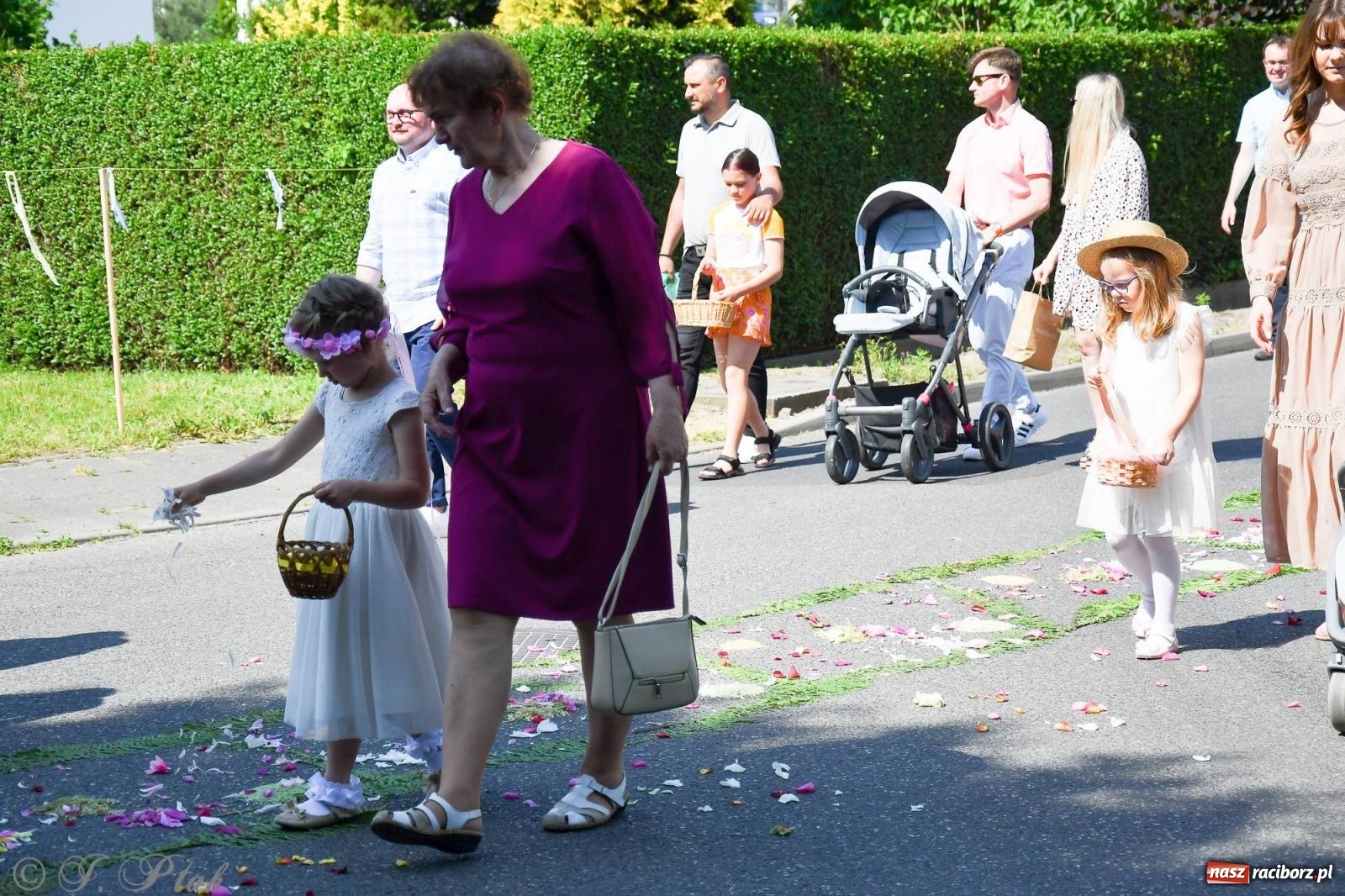 Zdjęcie w galerii na portalu naszraciborz.pl: Idzie Bóg prawdziwy. Boże Ciało w parafii Matki Bożej wiadomości z regionu
