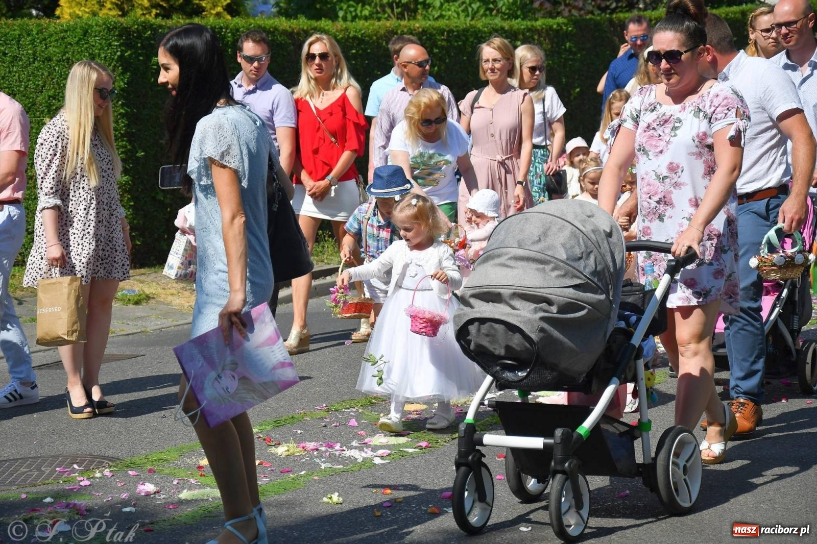 Zdjęcie w galerii na portalu naszraciborz.pl: Idzie Bóg prawdziwy. Boże Ciało w parafii Matki Bożej wiadomości z regionu