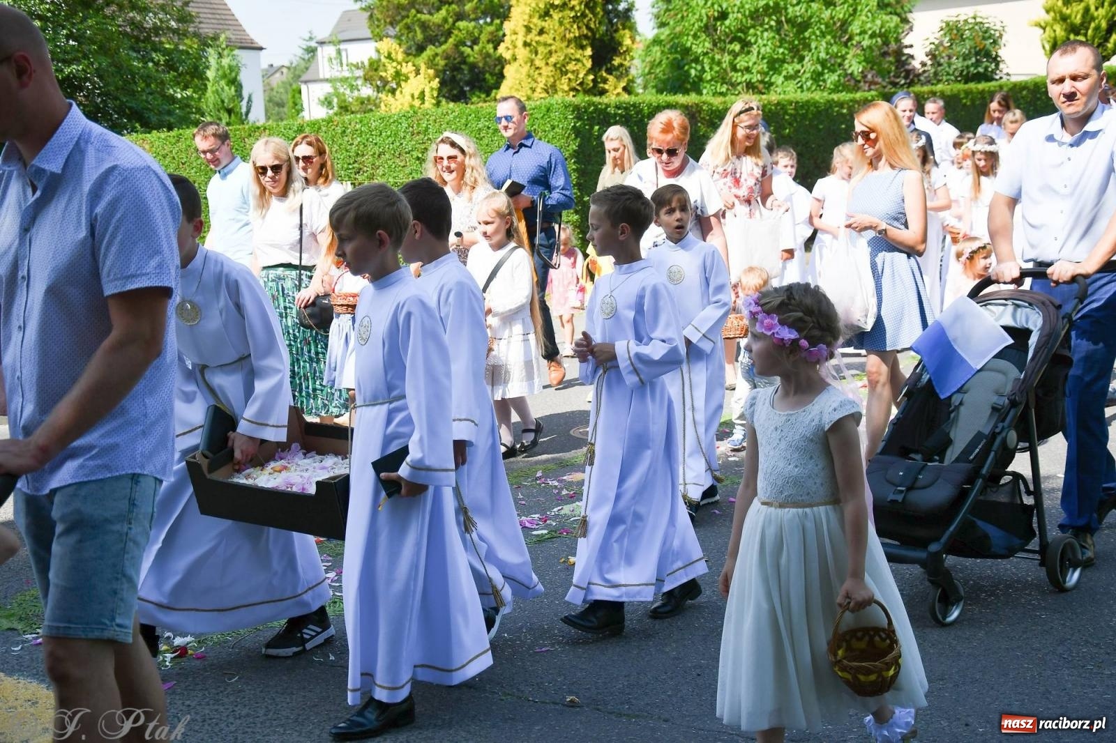 Zdjęcie w galerii na portalu naszraciborz.pl: Idzie Bóg prawdziwy. Boże Ciało w parafii Matki Bożej wiadomości z regionu