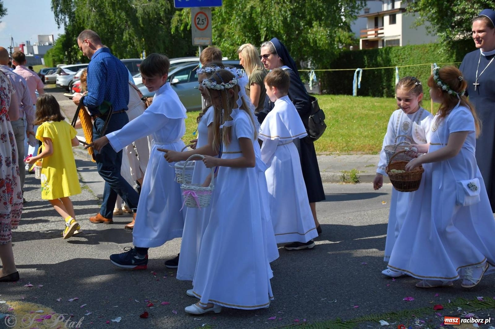 Zdjęcie w galerii na portalu naszraciborz.pl: Idzie Bóg prawdziwy. Boże Ciało w parafii Matki Bożej wiadomości z regionu