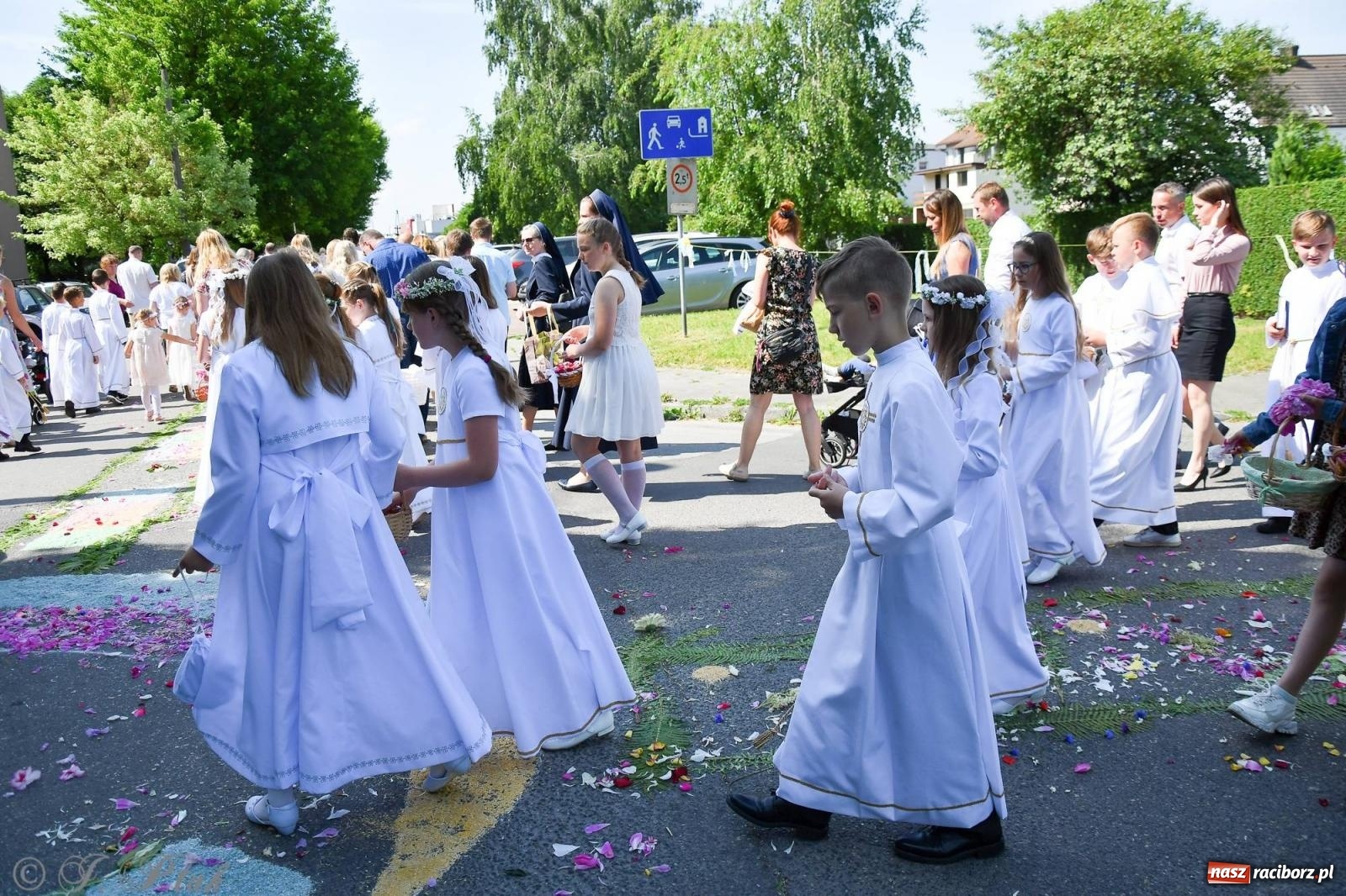 Zdjęcie w galerii na portalu naszraciborz.pl: Idzie Bóg prawdziwy. Boże Ciało w parafii Matki Bożej wiadomości z regionu